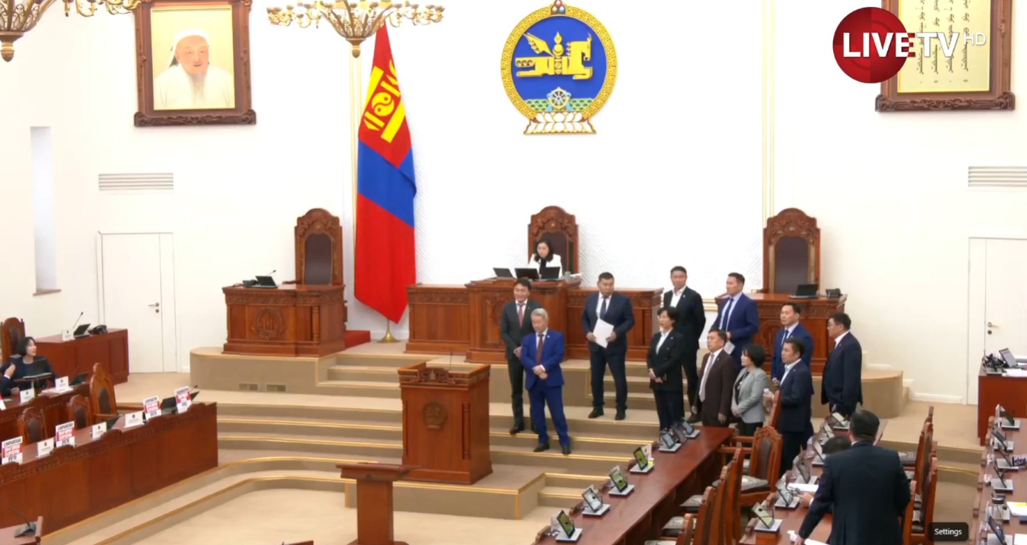 🔴Чуулганы хуралдаан эхэлсэн ч гишүүд орж ирэхгүй "тойрч зугтацгаав"