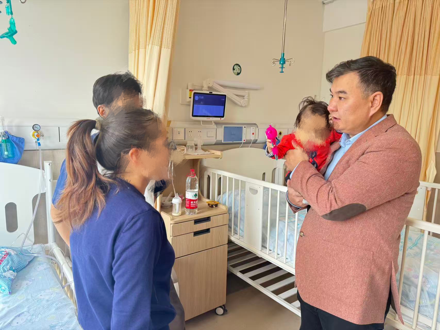 Зургаан сартай нярайд амьд донороос элэг шилжүүлэн суулгажээ