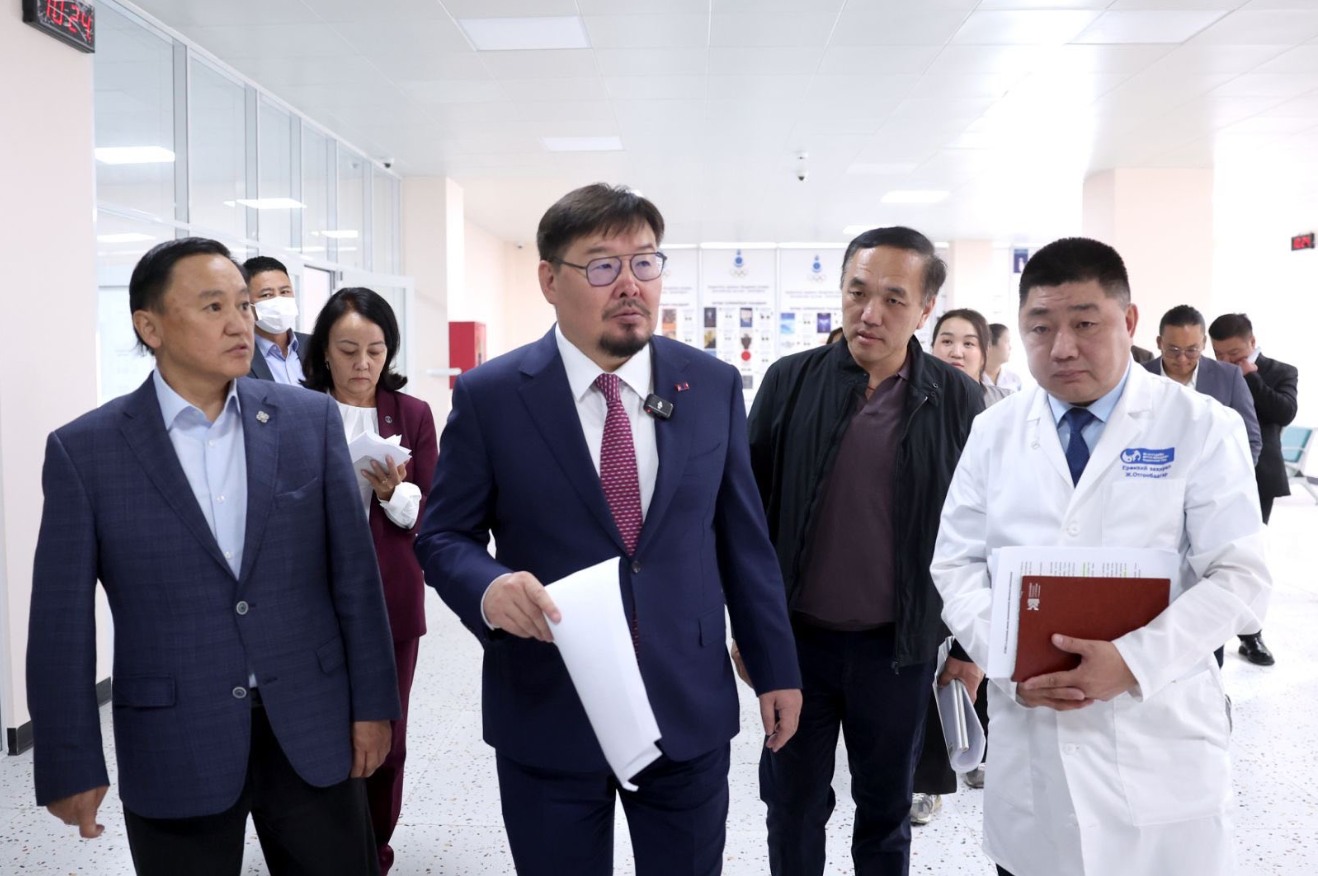 Ж.Чинбүрэн, Ерөнхий сайдын үгийг нэг чихээрээ оруулаад, нөгөө чихээрээ гаргажээ