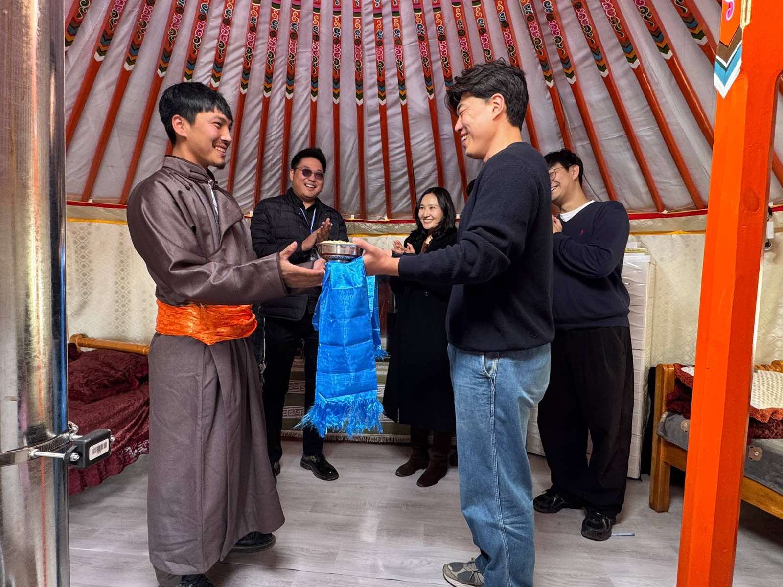 БНСУ-ын газрын гүний дулаалгын технологиор дулаалсан гэрийг хүлээлгэн өгчээ