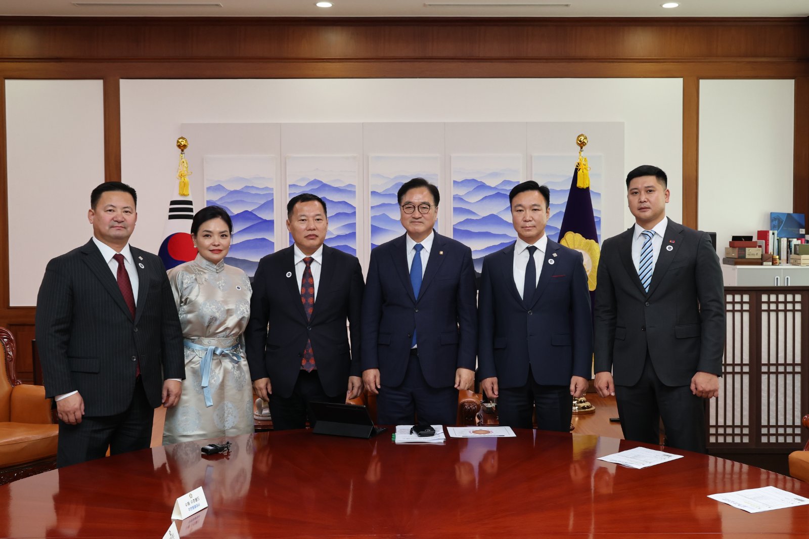 АН-ын УИХ-ын гишүүд БНСУ-ын Үндэсний Ассамблейн дарга Ү Вон Шигт бараалхжээ