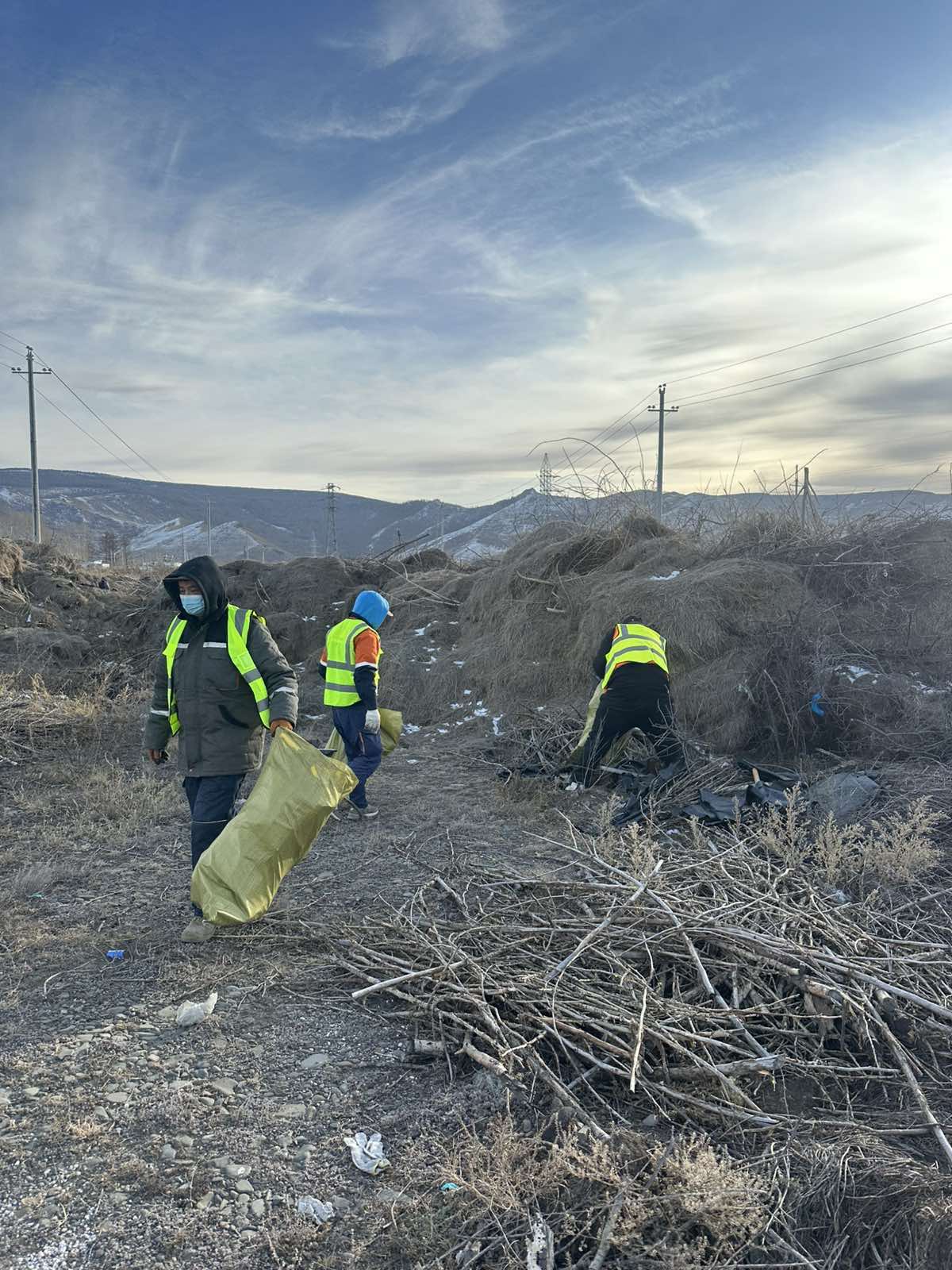 Үндэсний цэцэрлэгт хүрээлэнгийн зүүн хэсгийн үүсмэл хогийг цэвэрлэжээ