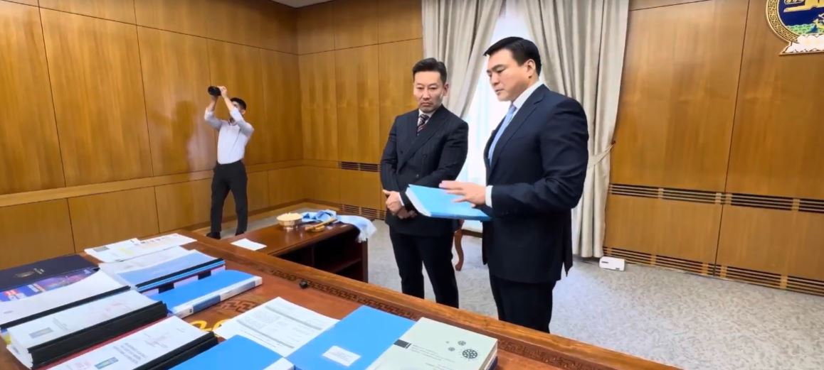 🔴 С.Амарсайхан Х.Ганхуягт Шадар сайдын тамгаа хүлээлгэн өгчээ