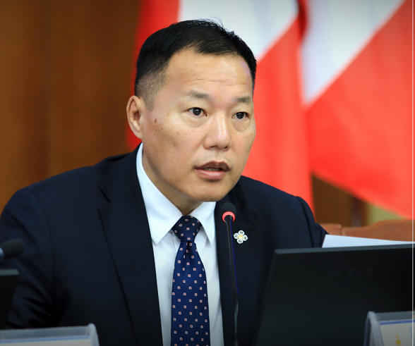 Ардчилсан нам: Дөрвөн хүний нэг нь татварын өрөнд орсон