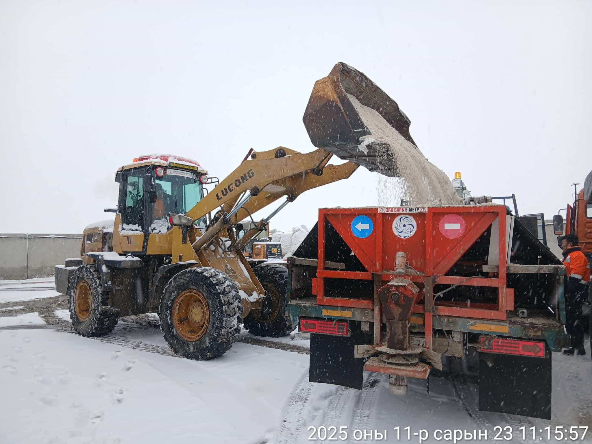 Хан-Уул дүүргийнхэн 56 машин, 104 бичил төхөөрөмжөөр замаа цэвэрлэжээ
