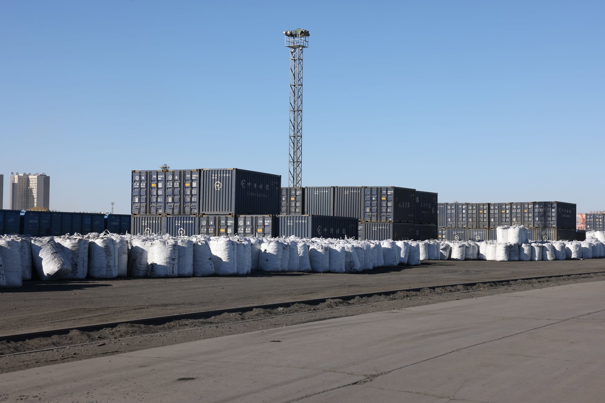 Эрээн хотын гаалийн талбайд 8000 тонн, “Тавантолгой түлш” компанийн үйлдвэрт 35 мянган тонн хагас коксон түлш нөөцөлжээ