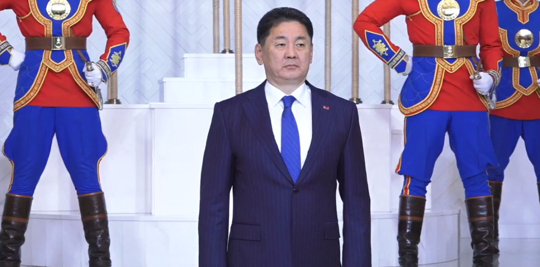 Ерөнхийлөгч У.Хүрэлсүх Анхдугаар Үндсэн хуулиа баталж, Бүгд Найрамдах Улс тунхагласан өдрийг тохиолдуулан төрийн дээд цол, одон, медаль гардуулж байна