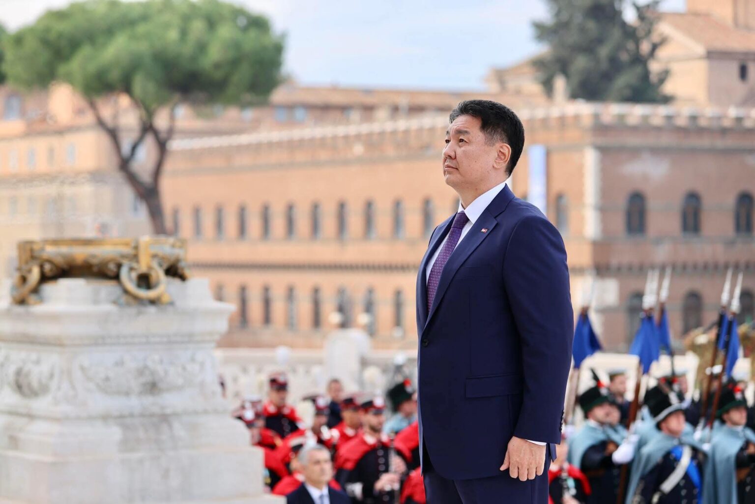 “Нэр нь үл мэдэгдэх цэргийн бунхан”-д цэцэг өргөж, хүндэтгэл үзүүллээ