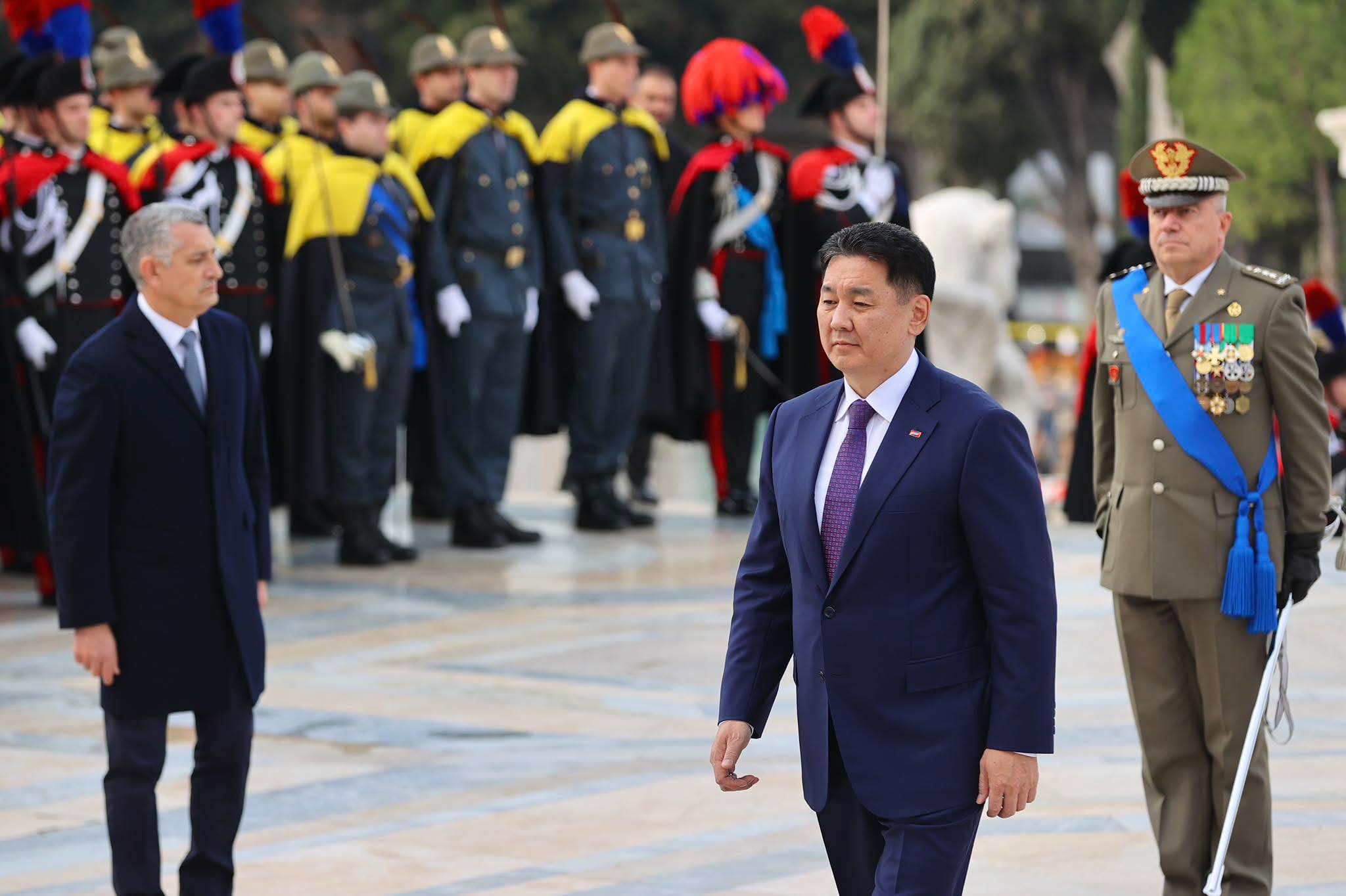 “Нэр нь үл мэдэгдэх цэргийн бунхан”-д цэцэг өргөж, хүндэтгэл үзүүллээ