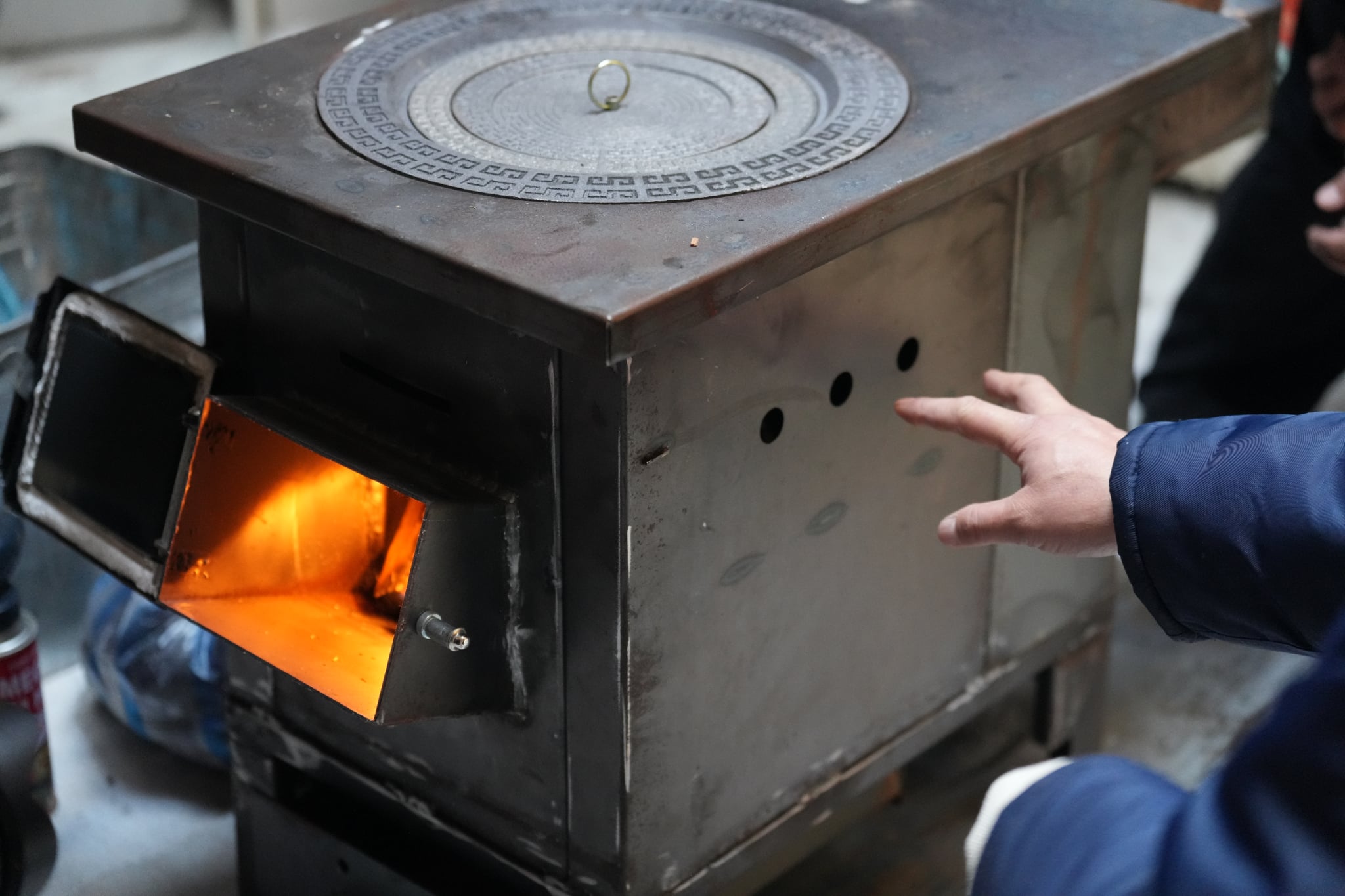 Битүүмжээ алдсан хуучин зуухтай айлуудын зуухыг шинээр сольж байна