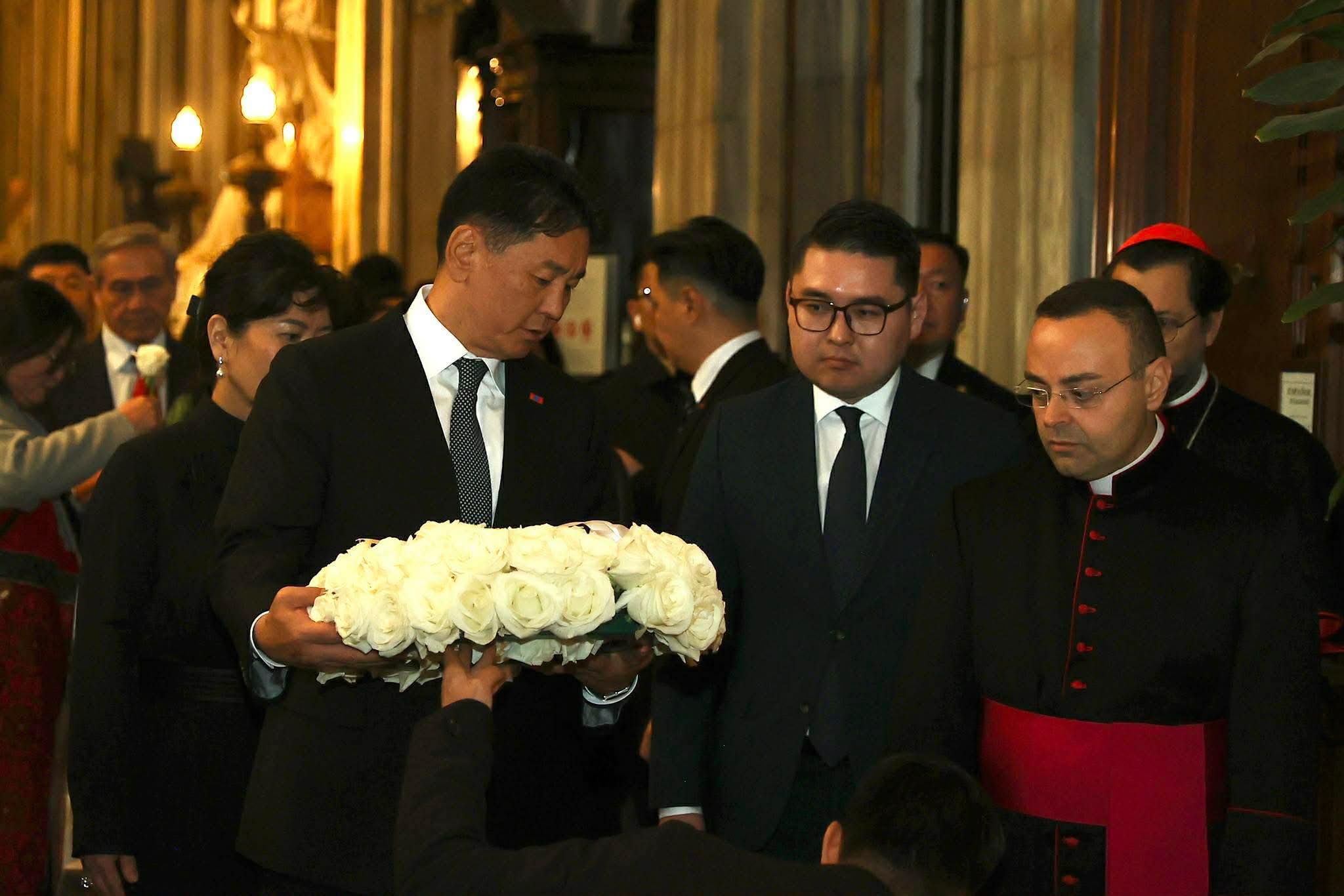 Монгол Улсын Ерөнхийлөгч У.Хүрэлсүх Пап Францисын гэгээн дурсгалыг хүндэтгэжээ