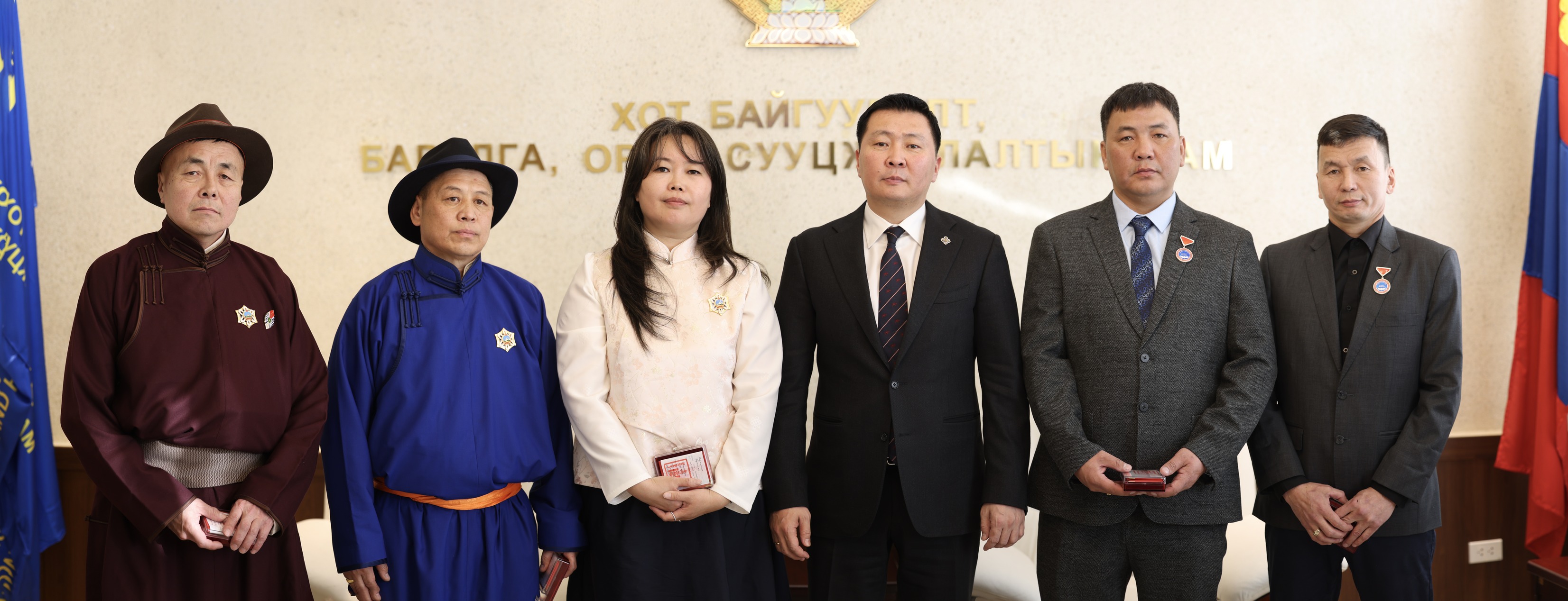“ЭДТ” ХХК-ийн таван ажилчин төрийн дээд одон медалиар шагнуулсныг сайд Э.Бат-Амгалан гардуулан өгөв