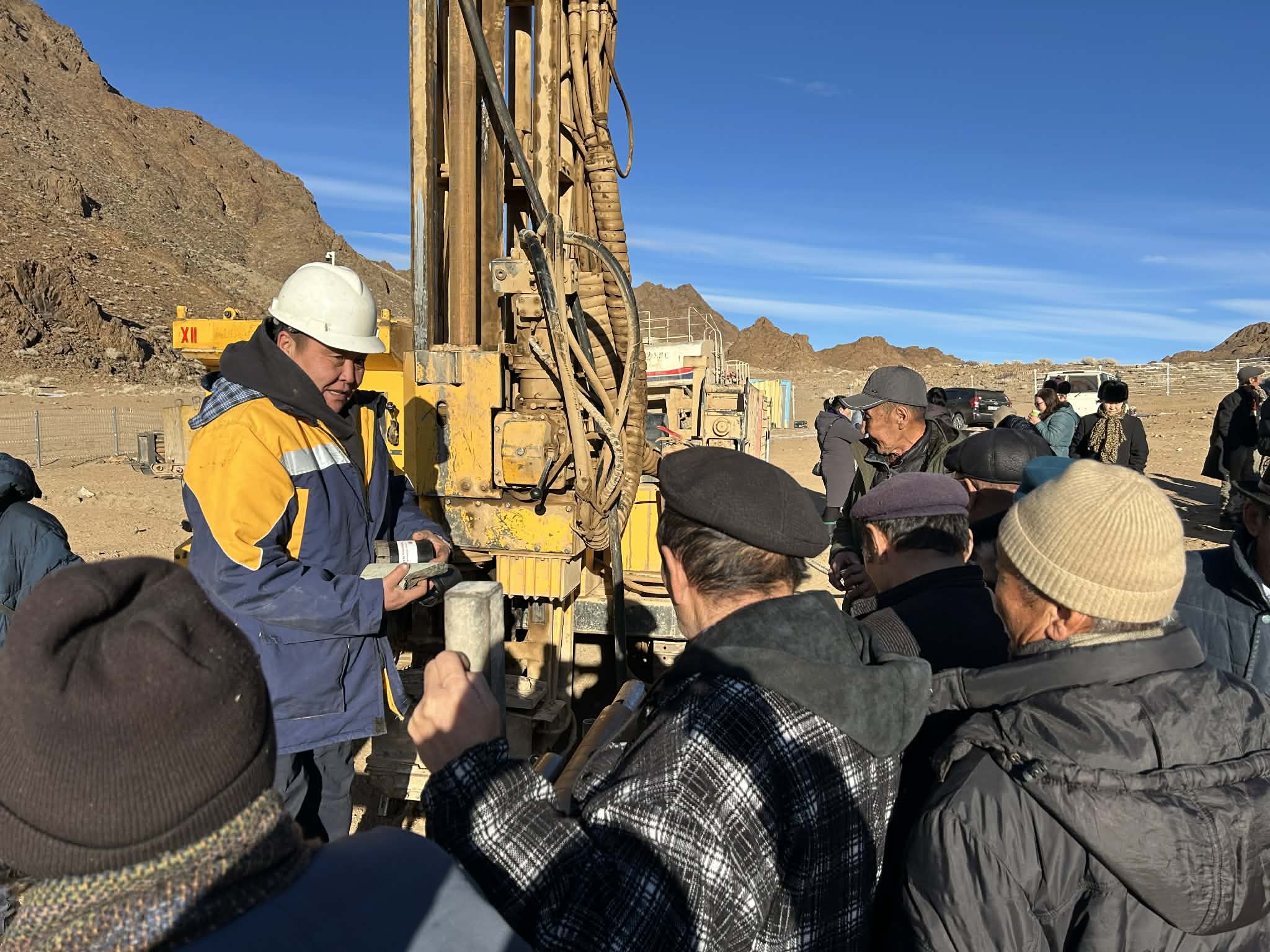 Халзан бүрэгтэй төсөл нээлттэй өдөрлөг зохион байгуулж, иргэд өрөмдлөгийн суурь машинтай газар дээр нь танилцлаа