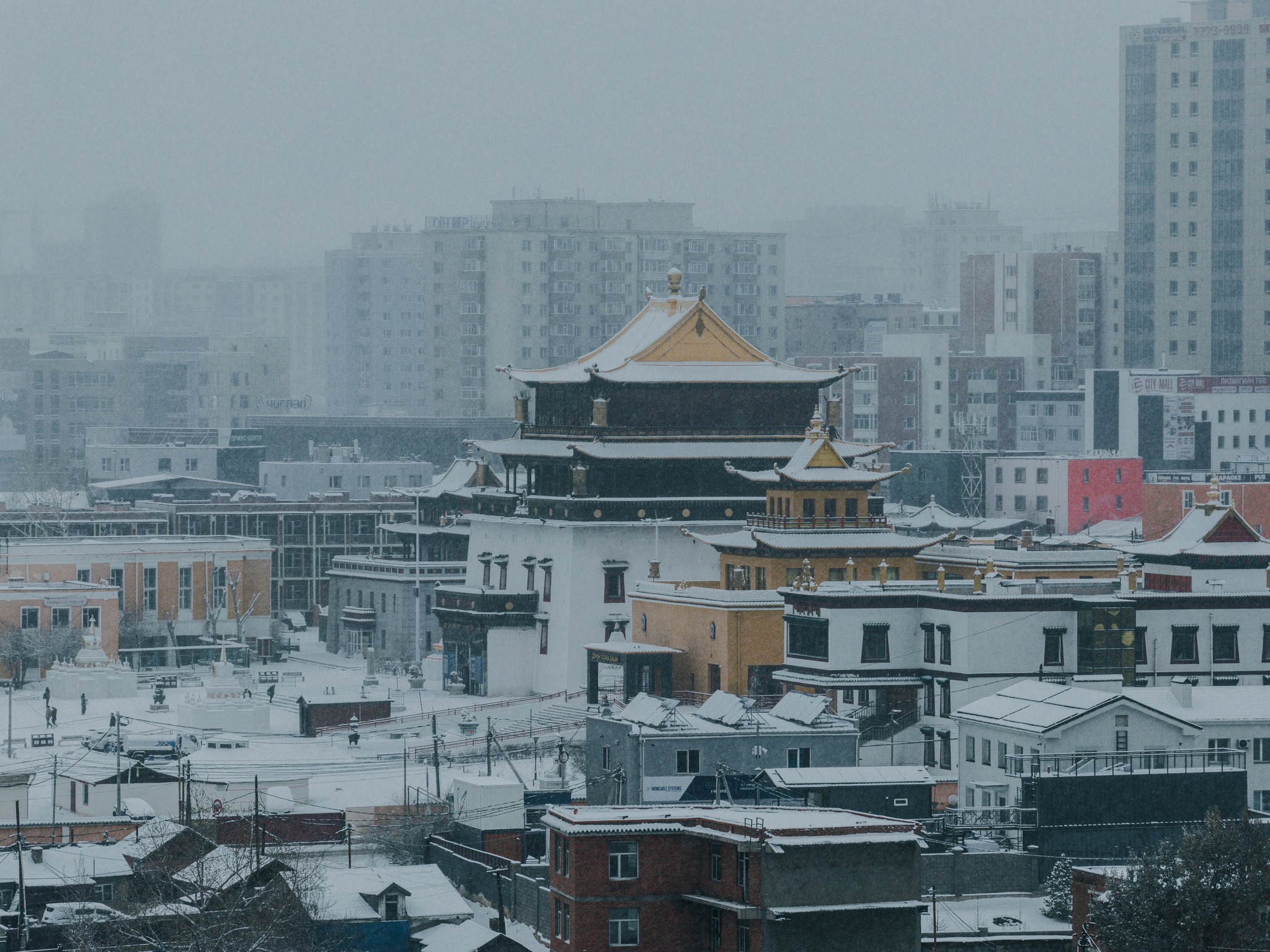 Нийслэл хот орчмоор ялимгүй цас орно