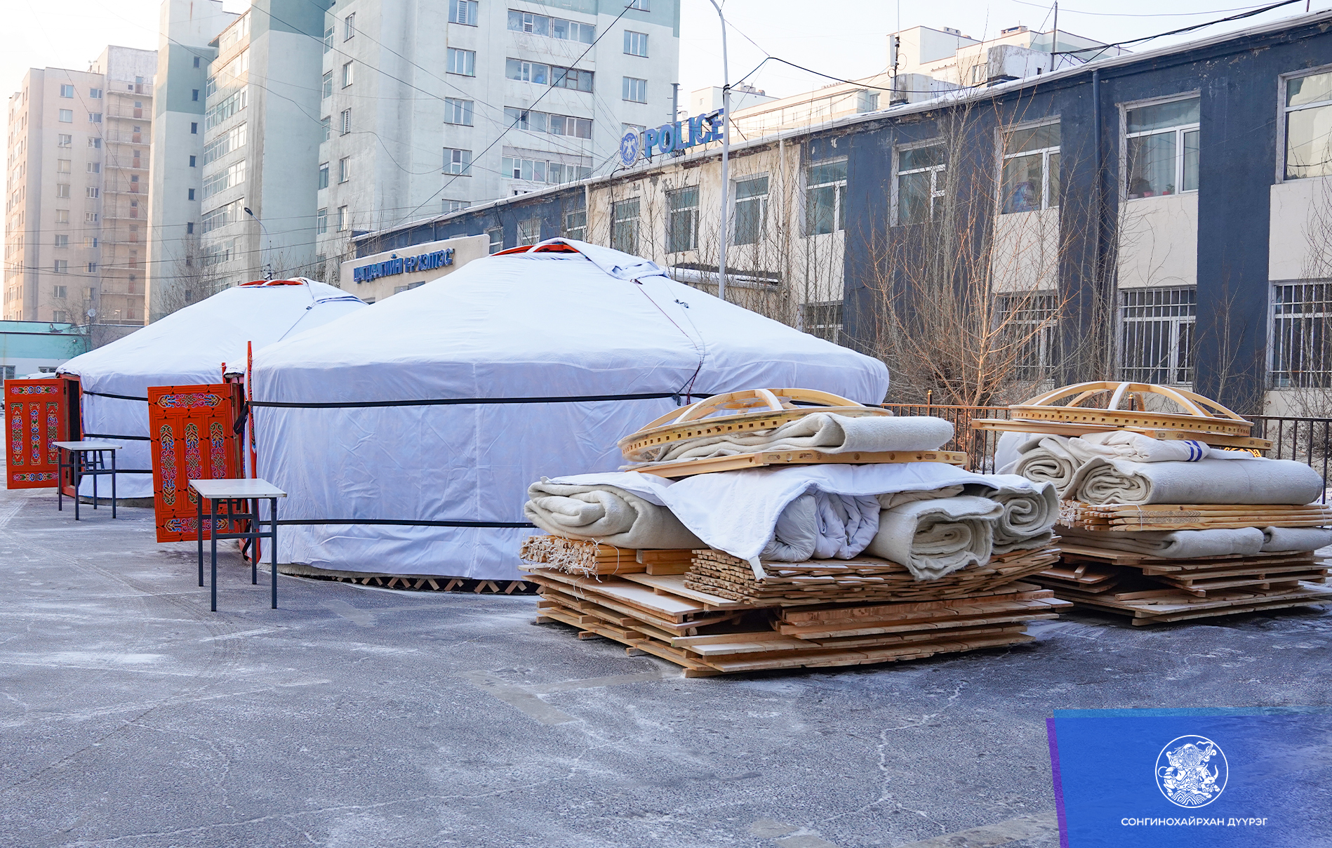 Байгалийн гамшигт өртсөн таван өрхөд өргөө цагаан гэр өгчээ