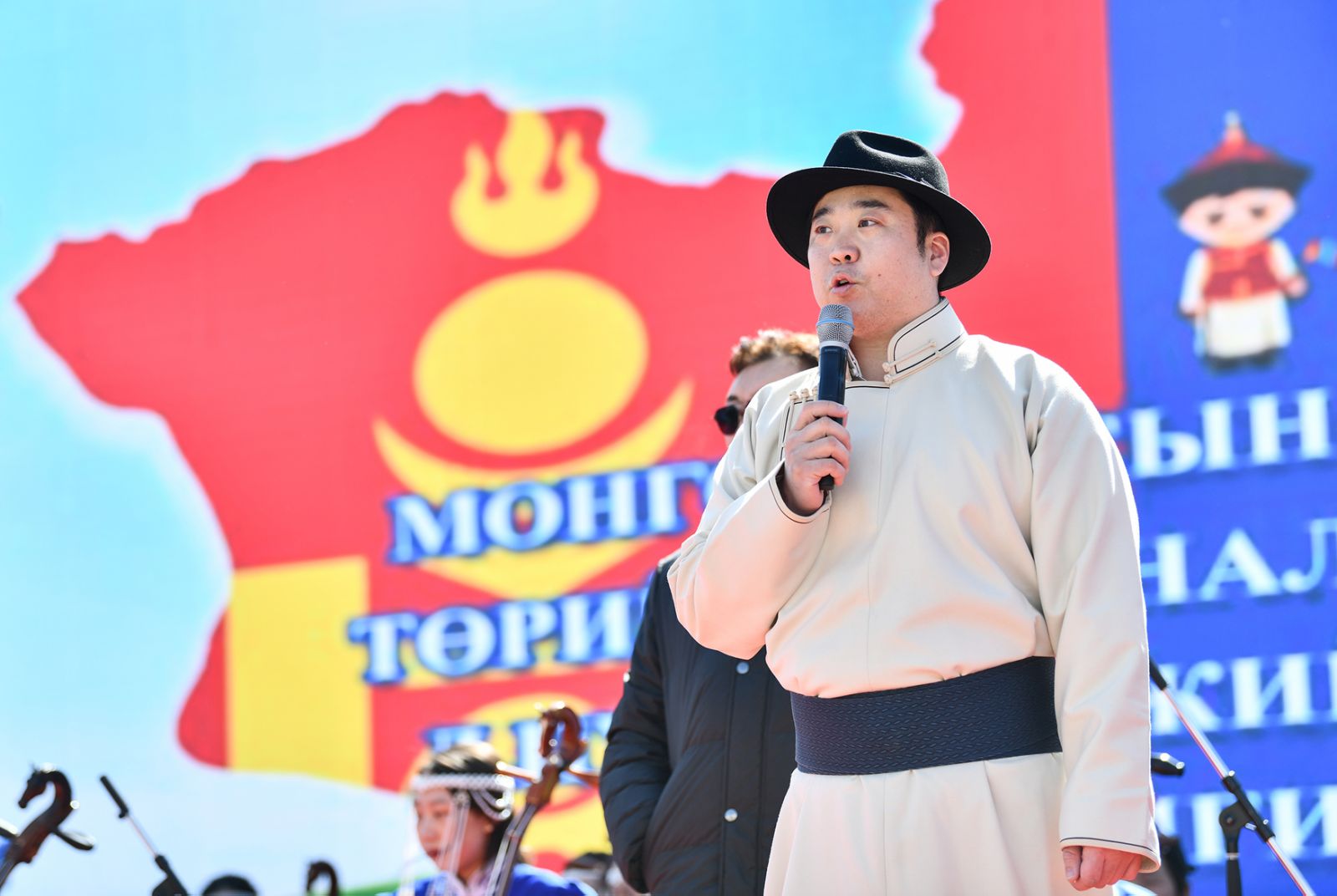 Төрийн далбааг мандуулах ёслолыг амжилттай зохион байгуулсан сургуулийн багш, нийгмийн ажилтнуудыг урамшуулав