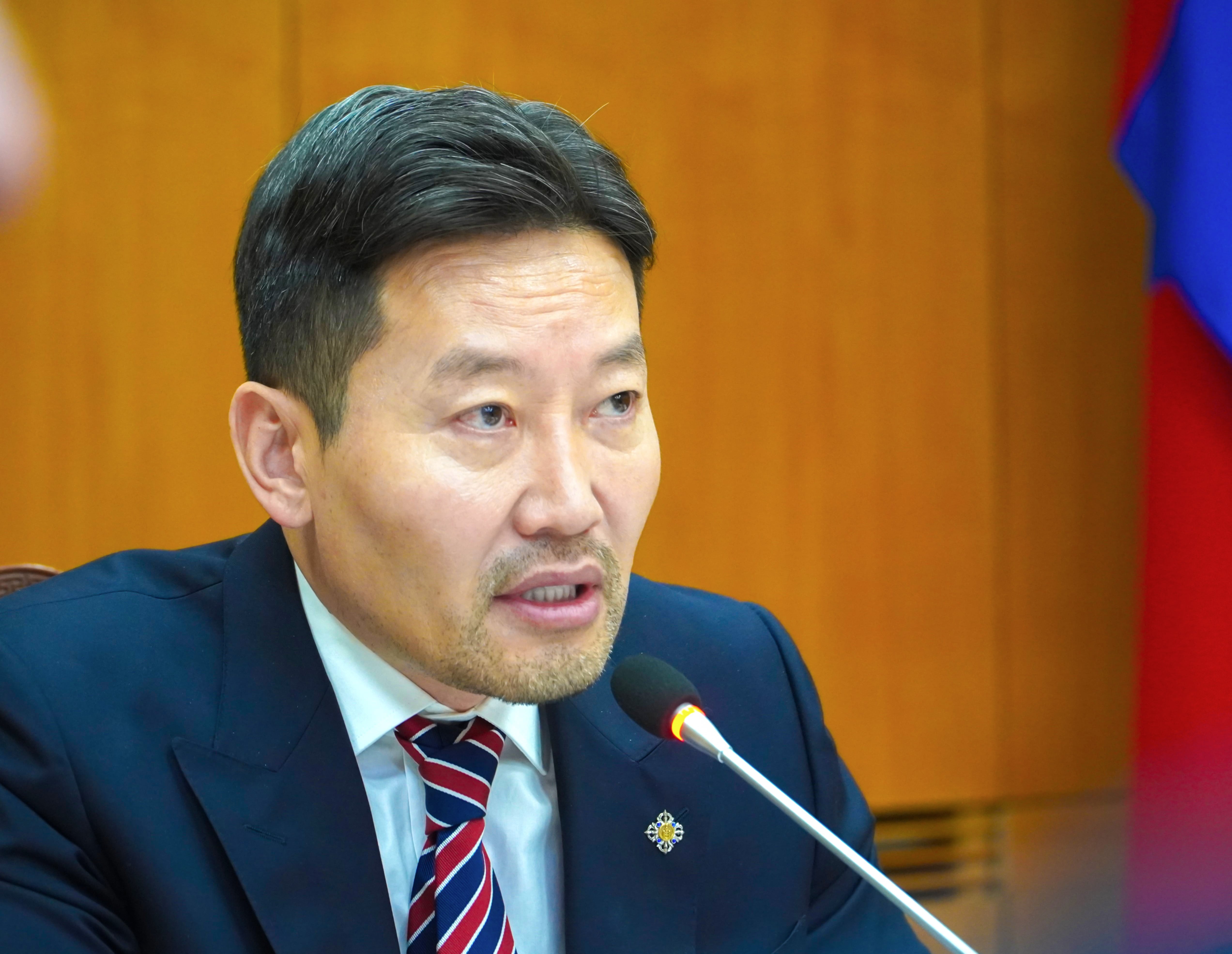 Х.Ганхуяг: Өвөлжилт хүндэрч эхэлсэн аймгуудад улсын нөөцөөс өвс тэжээл хүргүүлнэ