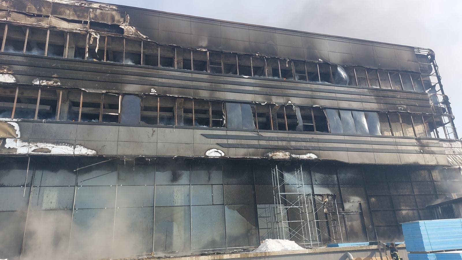 Дөрвөн давхар барилгад гарсан галыг бүрэн унтраахаар ажиллаж байна