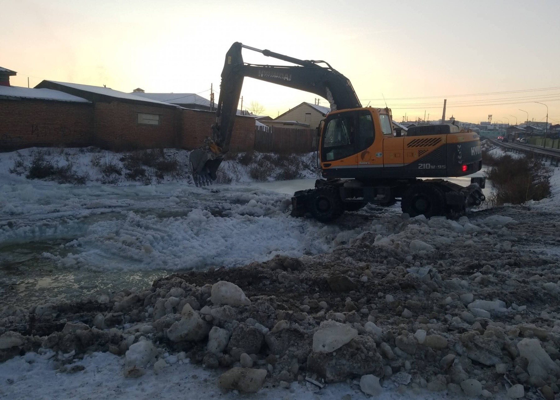 Нийслэлийн зарим байршилд голуудын халиа 25-35 см нэмэгджээ