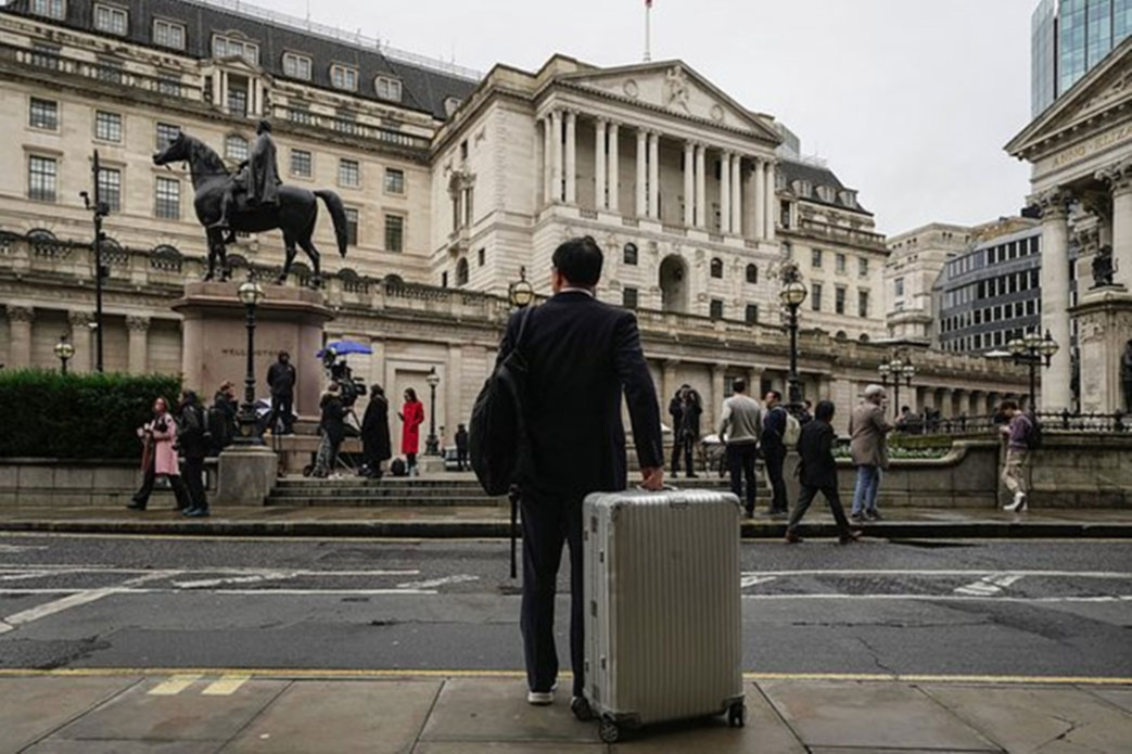 Тэрбумтнууд Их Британиас Итали руу нүүх болов