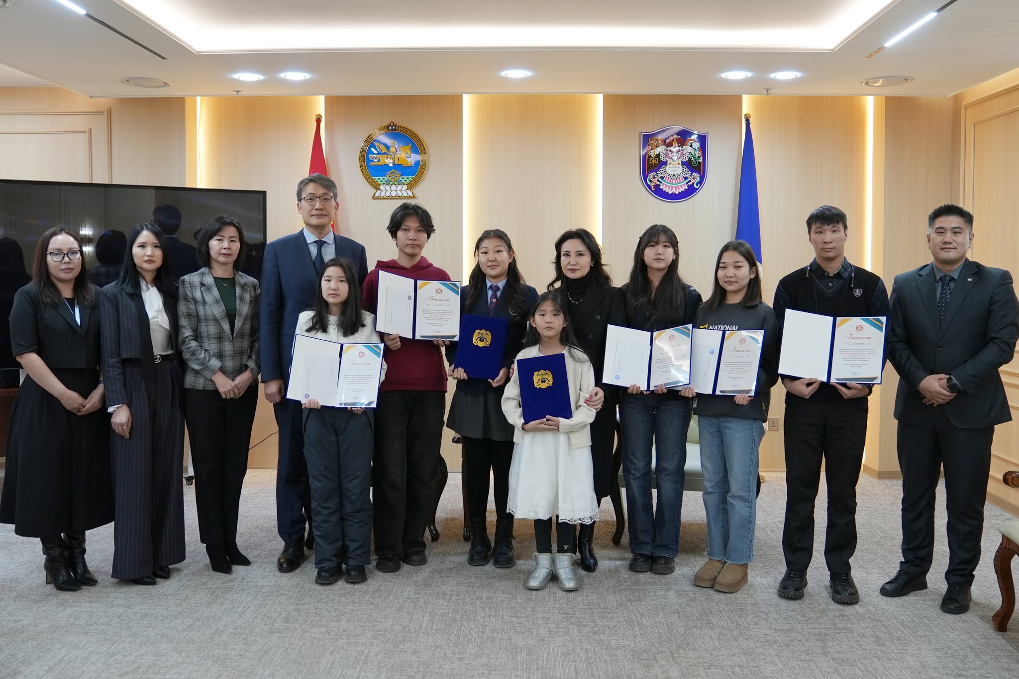 Жендерийн талаарх ойлголтыг нэмэгдүүлэх хүрээнд сурагчдын дунд зохион байгуулсан уралдааны шагналыг гардуулав