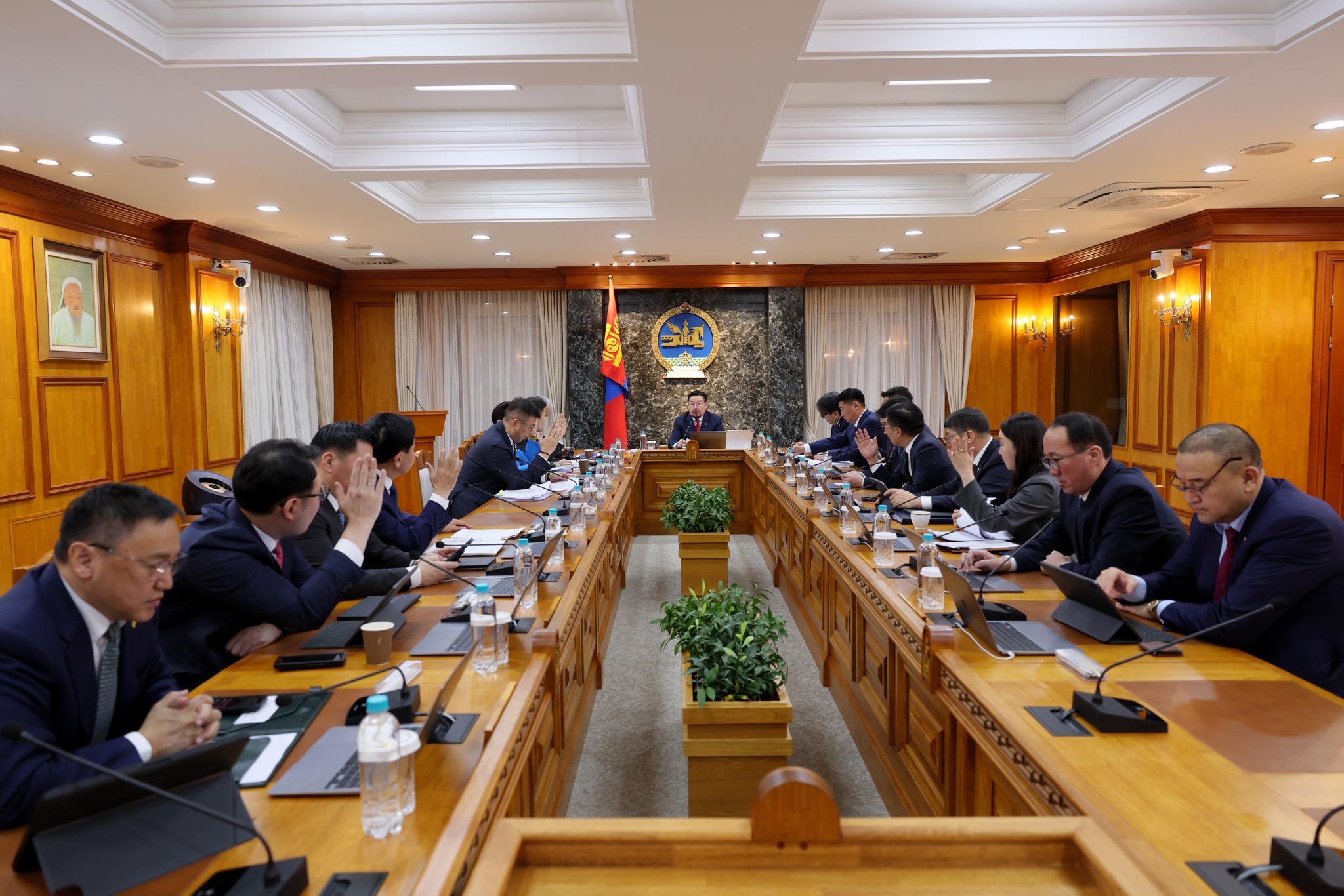 Тэтгэврийг нэмэгдүүлэх, доод хэмжээг нь шинэчлэн тогтоох асуудлыг хэлэлцэж байна