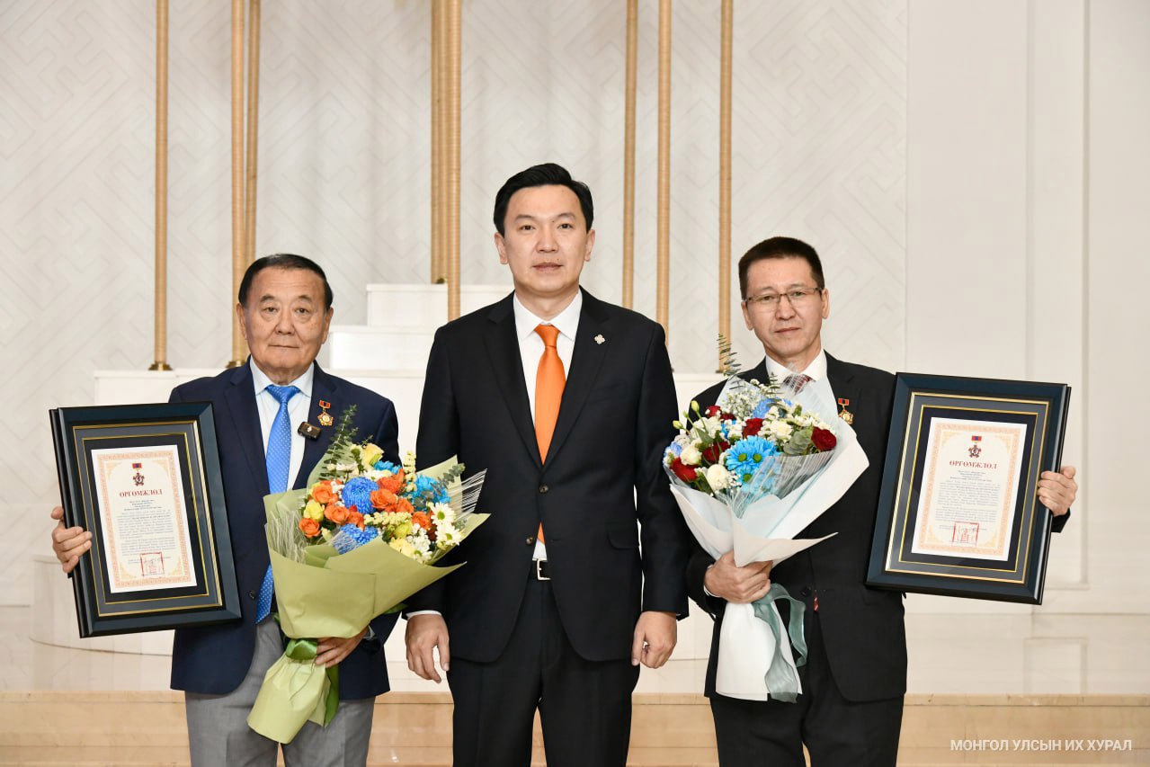 Б.Чимидийн нэрэмжит шагналыг “Эрүүгийн процессын эрх зүйн үндсэн асуудал” бүтээлээрээ Гавьяат хуульч, профессор Ж.Бямбаа, профессор Ж.Эрхэсхулан нар хүртэв