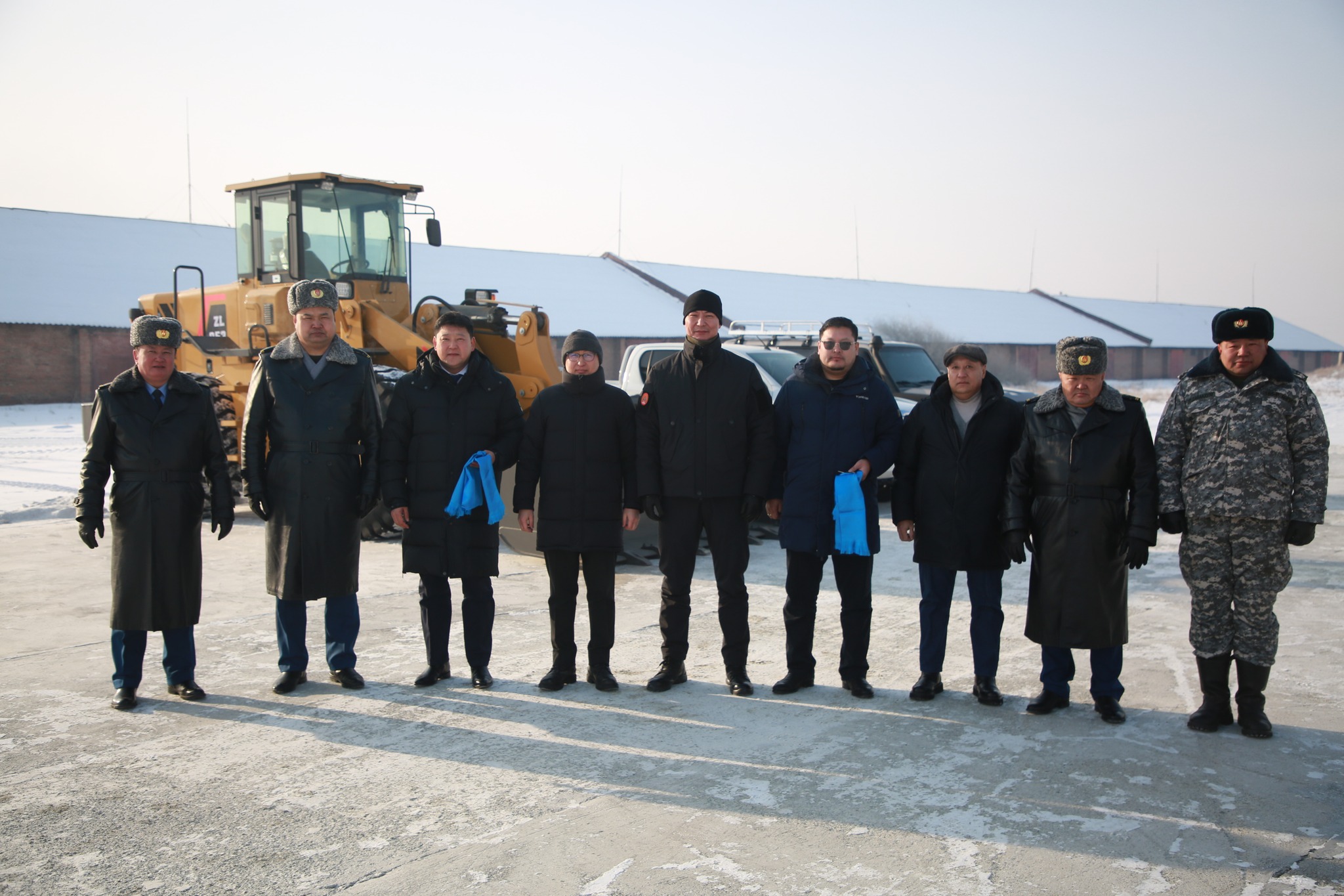 Увс аймагт туулах чадвар сайтай автомашин, ковшийг хүлээлгэн өгчээ