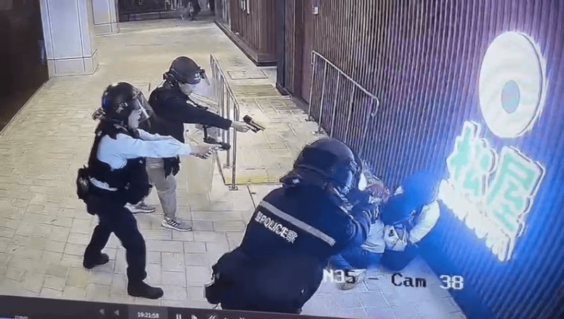 Хонконгт барьцаалагдсан эмэгтэйг аварч, зэвсэгт этгээдийг буудан хороожээ