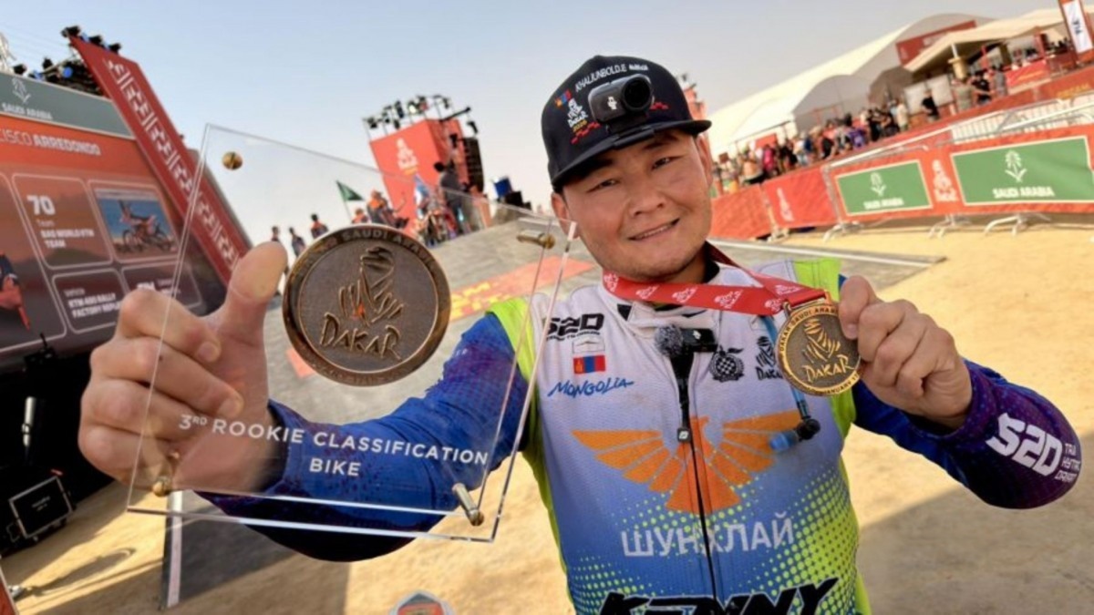 Э.Халиунболд "Дакар ралли"-ийн индэр дээр гарч түүхэн амжилт үзүүллээ