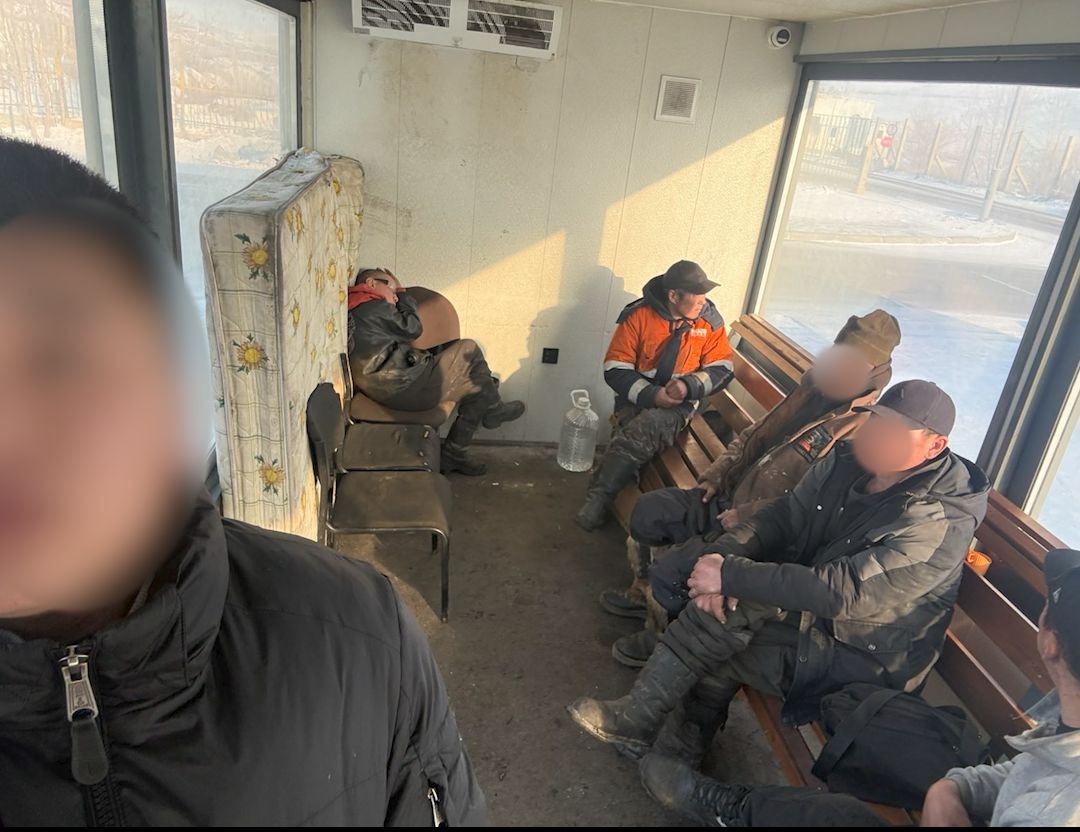 Улаанчулуутын автобусны буудлын дулаан зогсоолын хаалгыг эвдэн орж, матрас тавьж хоногложээ