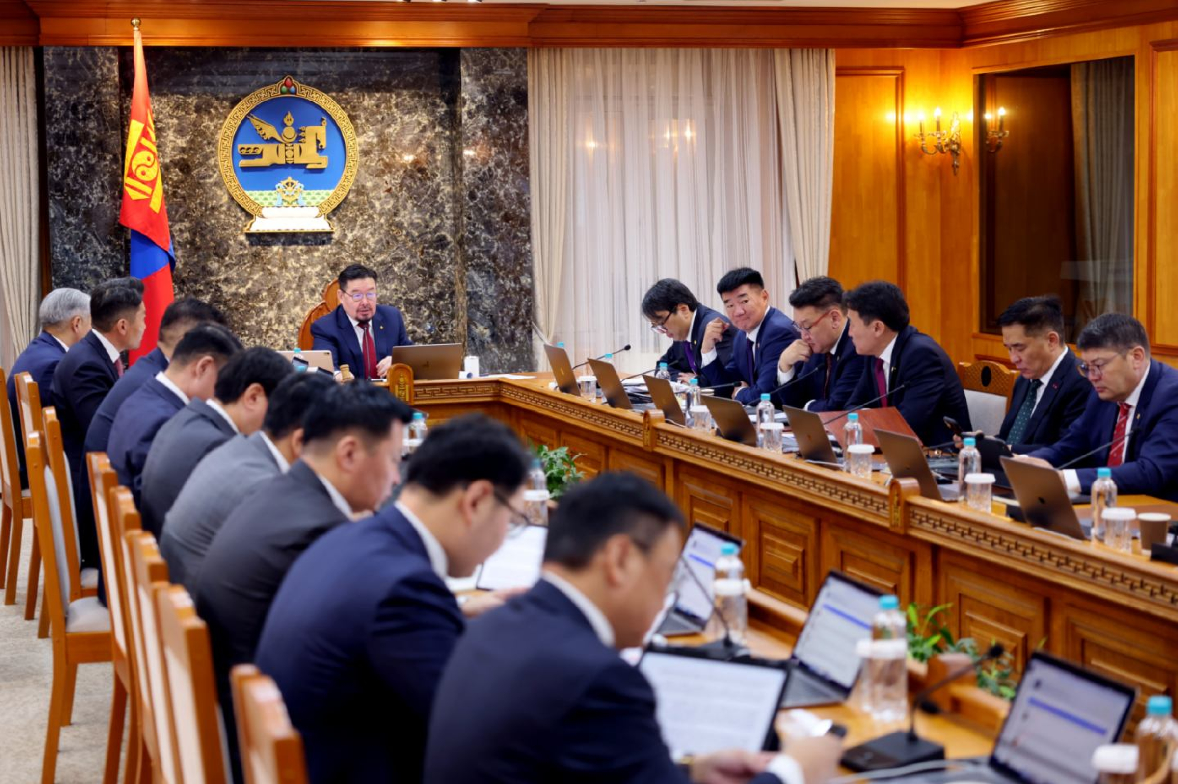 Засгийн газар хуралдаж байна