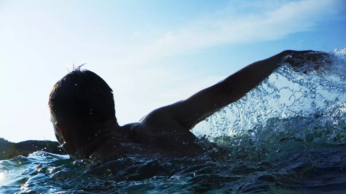 Гэр бүлээ аврахын тулд далайд дөрвөн цаг сэлсэн 13 настай хүүгийн баатарлаг түүх