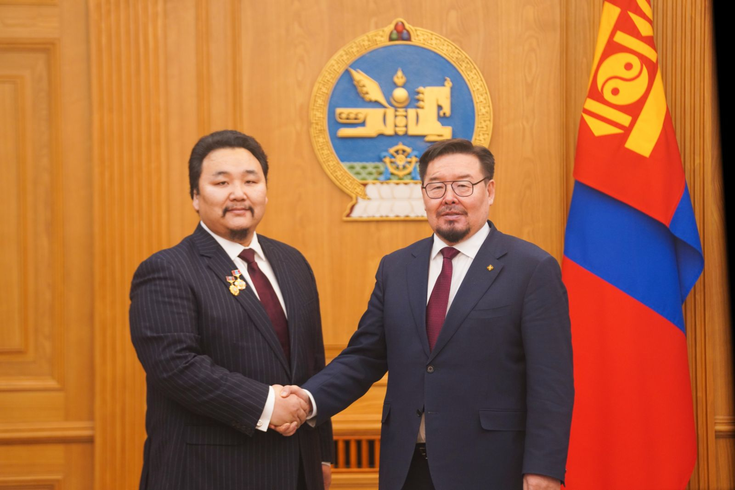 Ерөнхий сайд Г.Занданшатар нэрэмжит шагналаа дэлхийн дуурийн шилдэг баритон, Ардын жүжигчин Э.Амартүвшинд гардууллаа