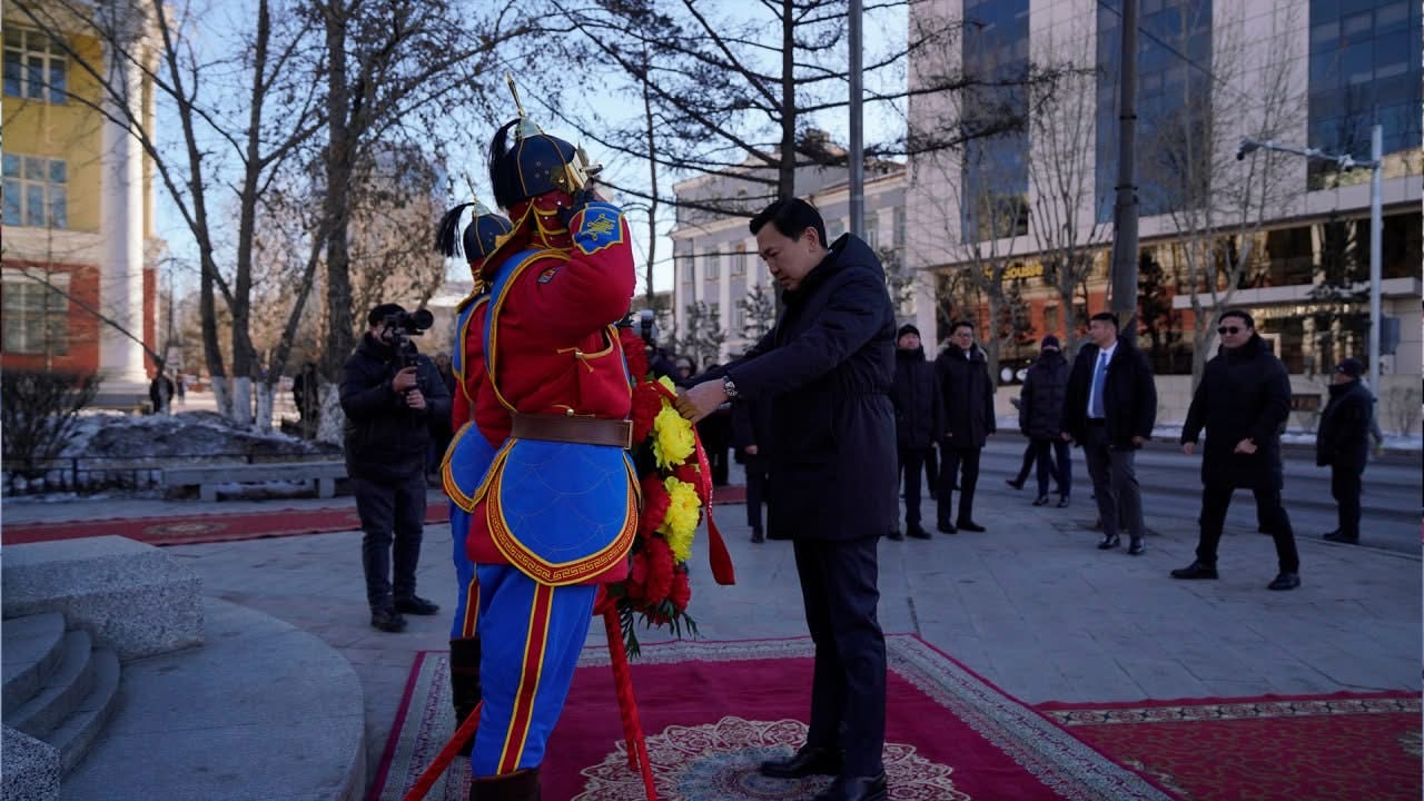 Маршал Хорлоогийн Чойбалсангийн мэндэлсний 131 жилийн ойг тохиолдуулан цэцэг өргөж, хүндэтгэл үзүүллээ