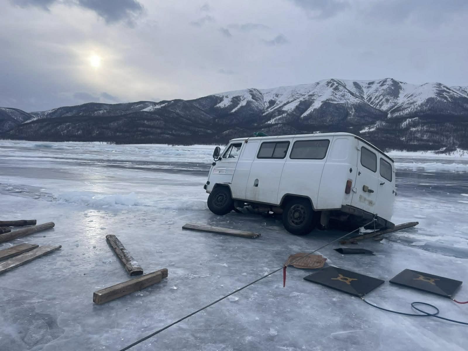 Хөвсгөл нуурын мөс цөмөрч автомашин живжээ