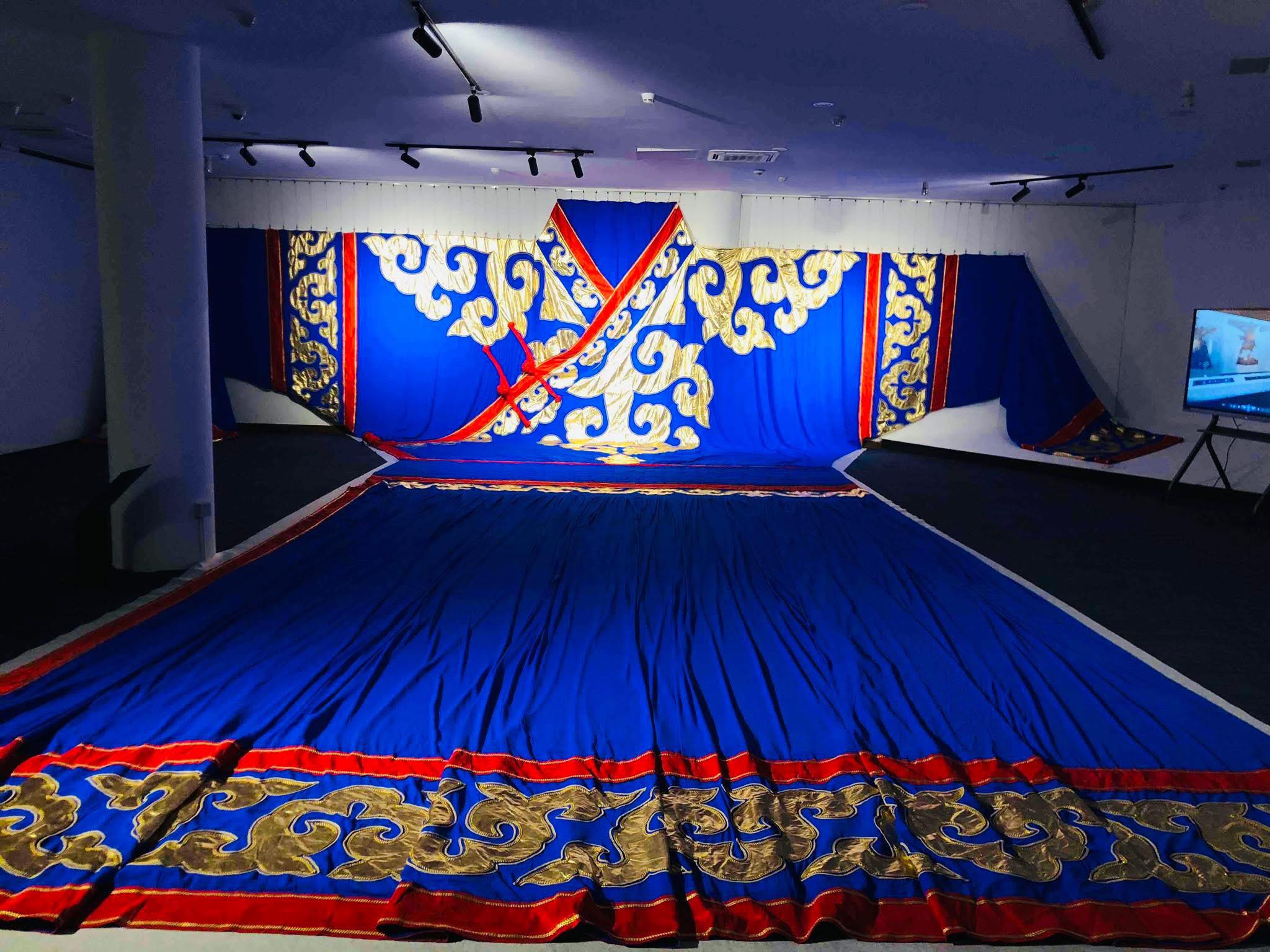 Дэлхийн хамгийн том монгол дээл