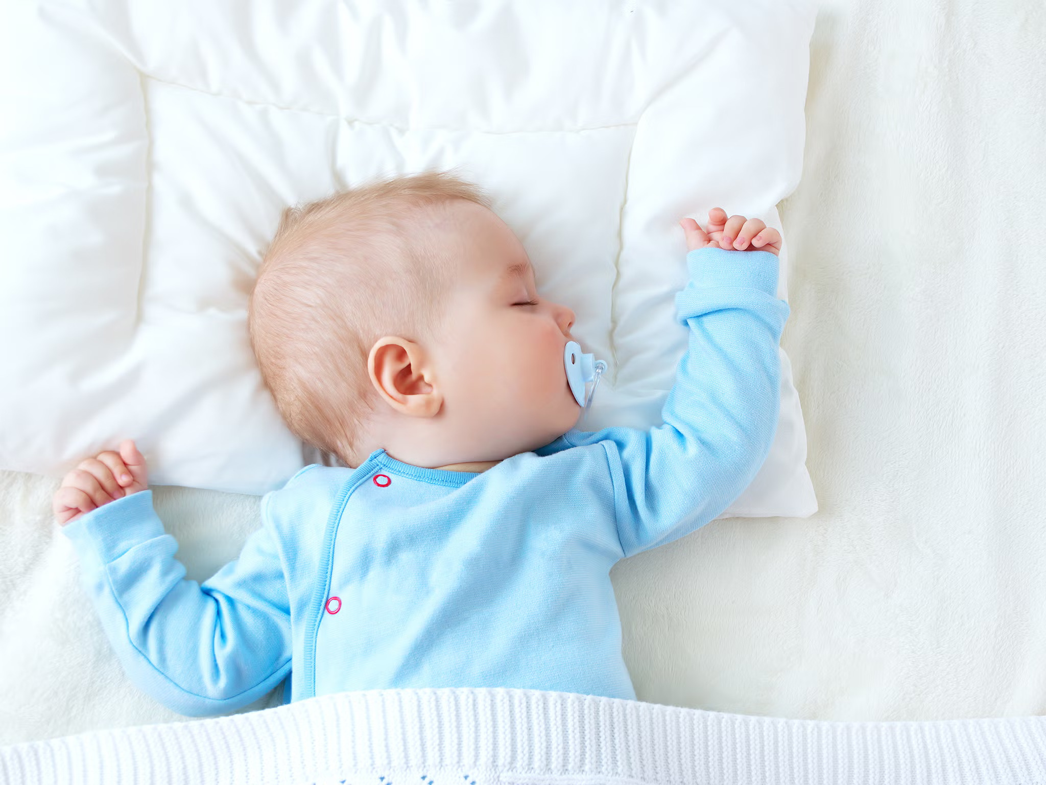 Нас барсан донорын умайд тээгдсэн анхны хүүхэд Их Британид мэндэллээ