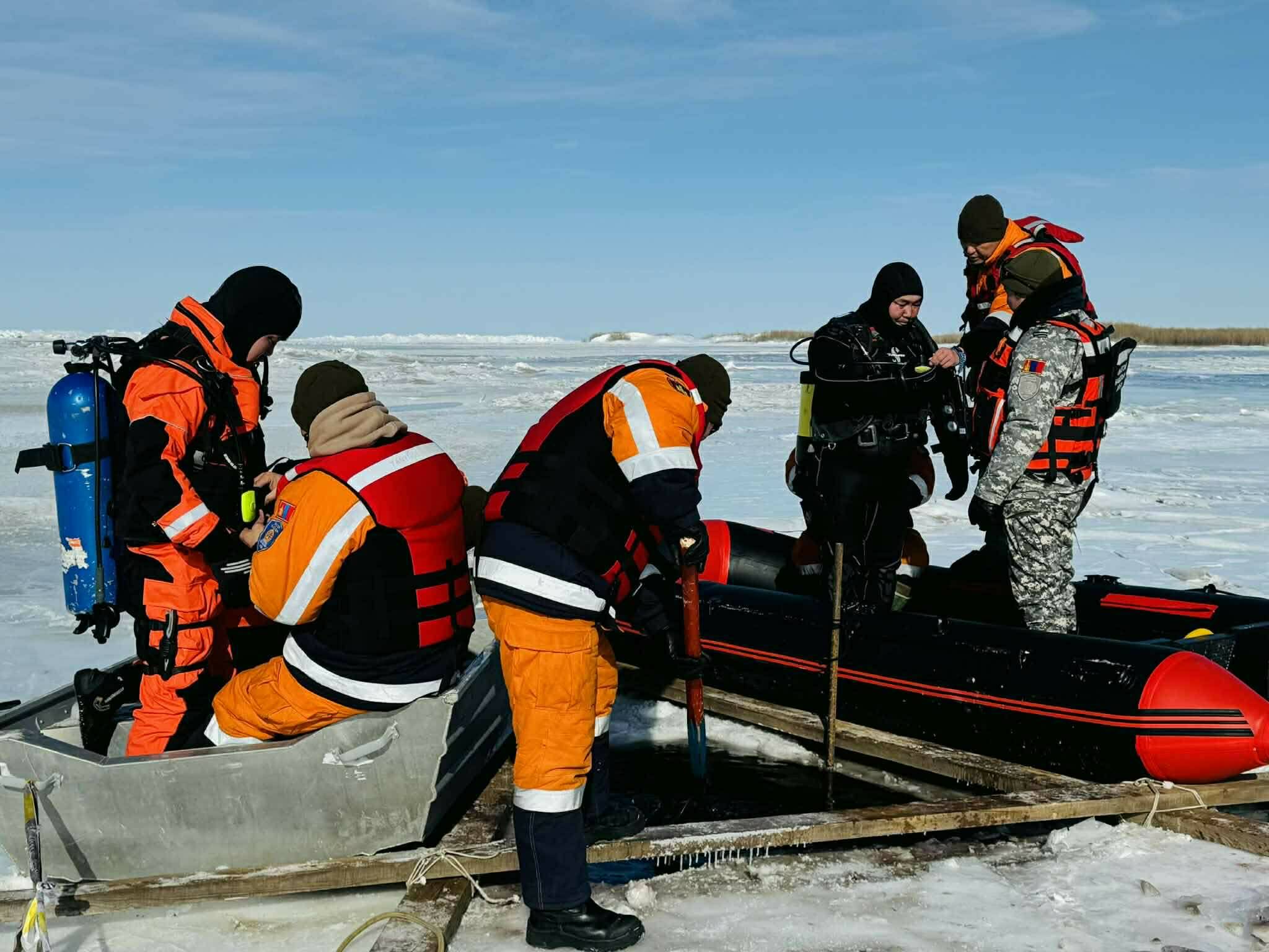 “Буйр” нуурт живсэн тээврийн хэрэгслийг 6 метрийн гүнээс татан гаргаж, 4 иргэний цогцсыг хүлээлгэн өгчээ