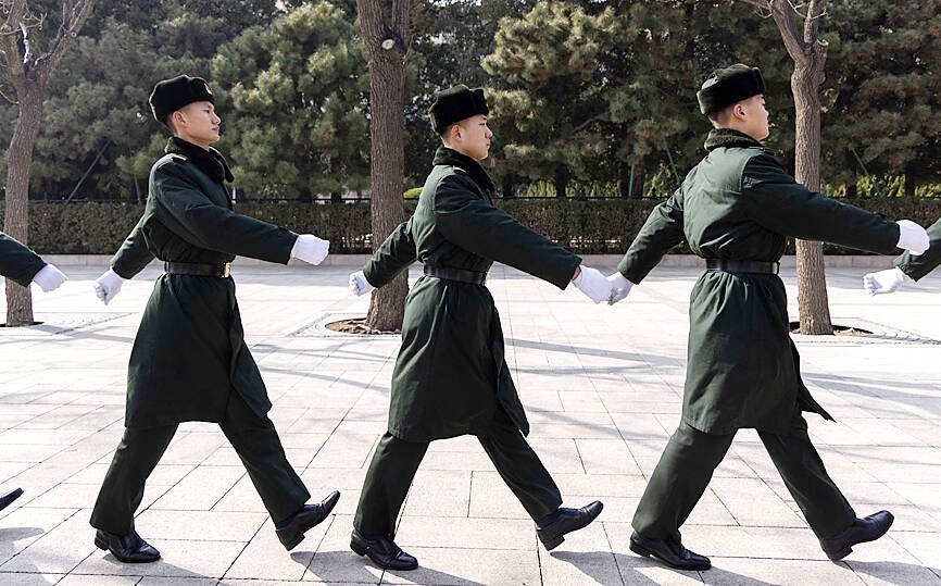 Хятадын улс төрийн зөвлөлдөх зөвлөлөөс нэр хүнд бүхий гурван генералыг хасчээ