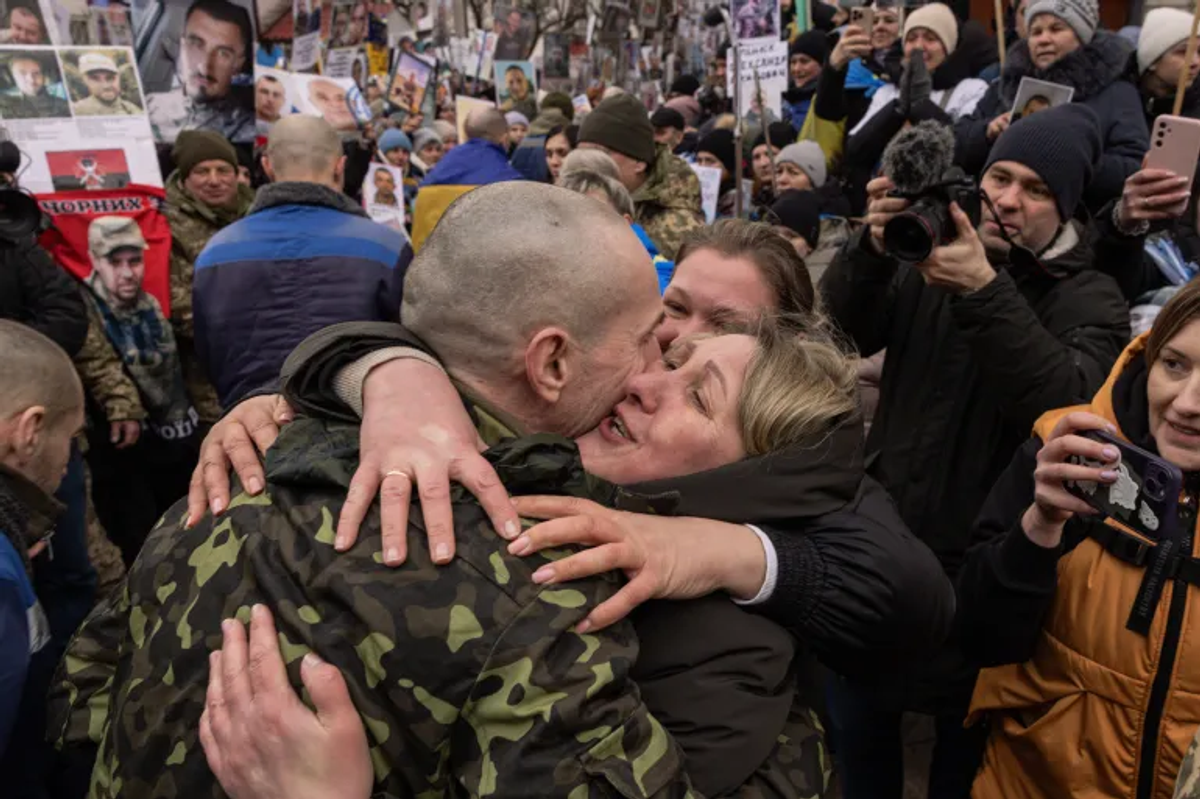 Украин болон Оросын талууд олзлогдогсдыг солилцох томоохон ажиллагааг эхлүүллээ