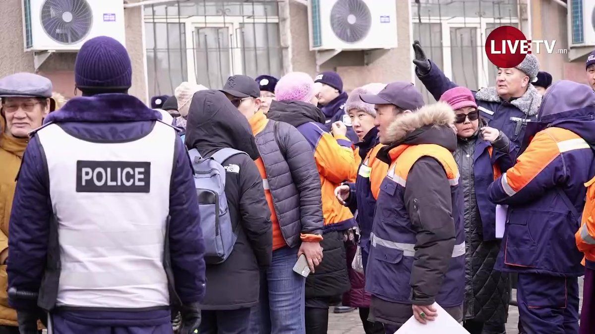 🔴“Зэс эрдэнэ”-ийн хувьцаа эзэмшигчид рүү дайрсан хүмүүсийг цагдаагийнхан саатуулжээ