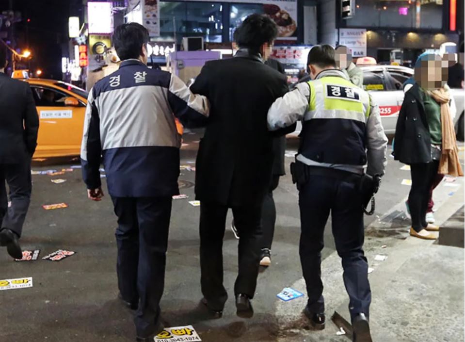 БНСУ-д цагдаагийн шалгалтаас зугтсан иргэн таван давхраас үсэрч хүнд гэмтжээ