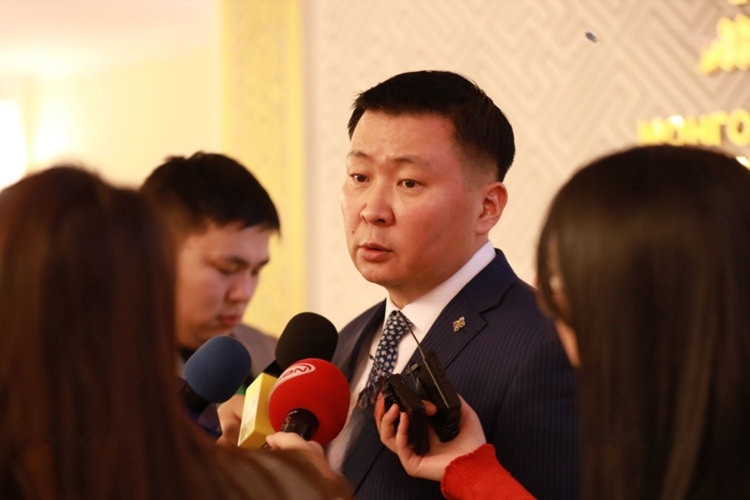 Э.Бат-Амгалан: “Би ахмадын золголтыг намын мөнгөөр хийсэн” байж болох уу