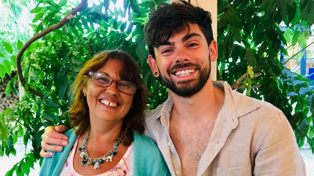 Эцэг хүү хоёр нэгэн эмэгтэйд бөөрөө хандивлаж амьдрал бэлэглэжээ