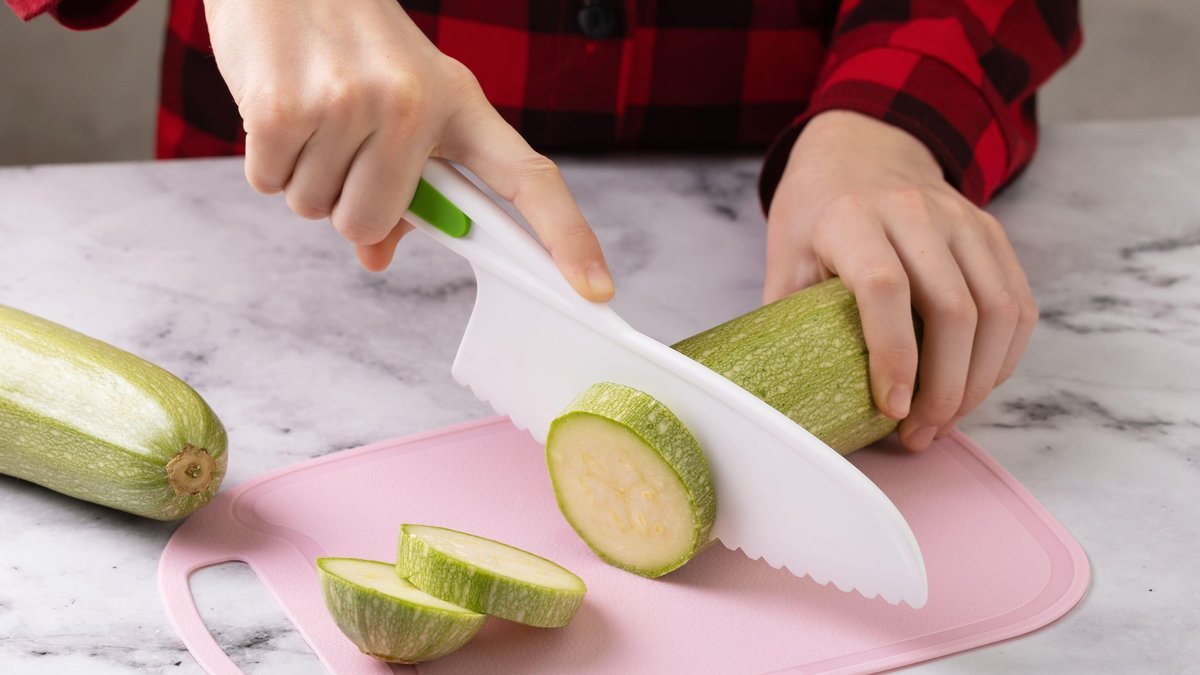 Хуванцар гамбанз хүний эрүүл мэндэд ноцтой аюул учруулж байгааг мэргэжилтнүүд анхааруулав