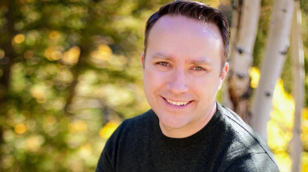 Орон гэргүй байсан өсвөр насны хүү зар сурталчилгааны салбарын амжилттай компанийг удирдаж байна