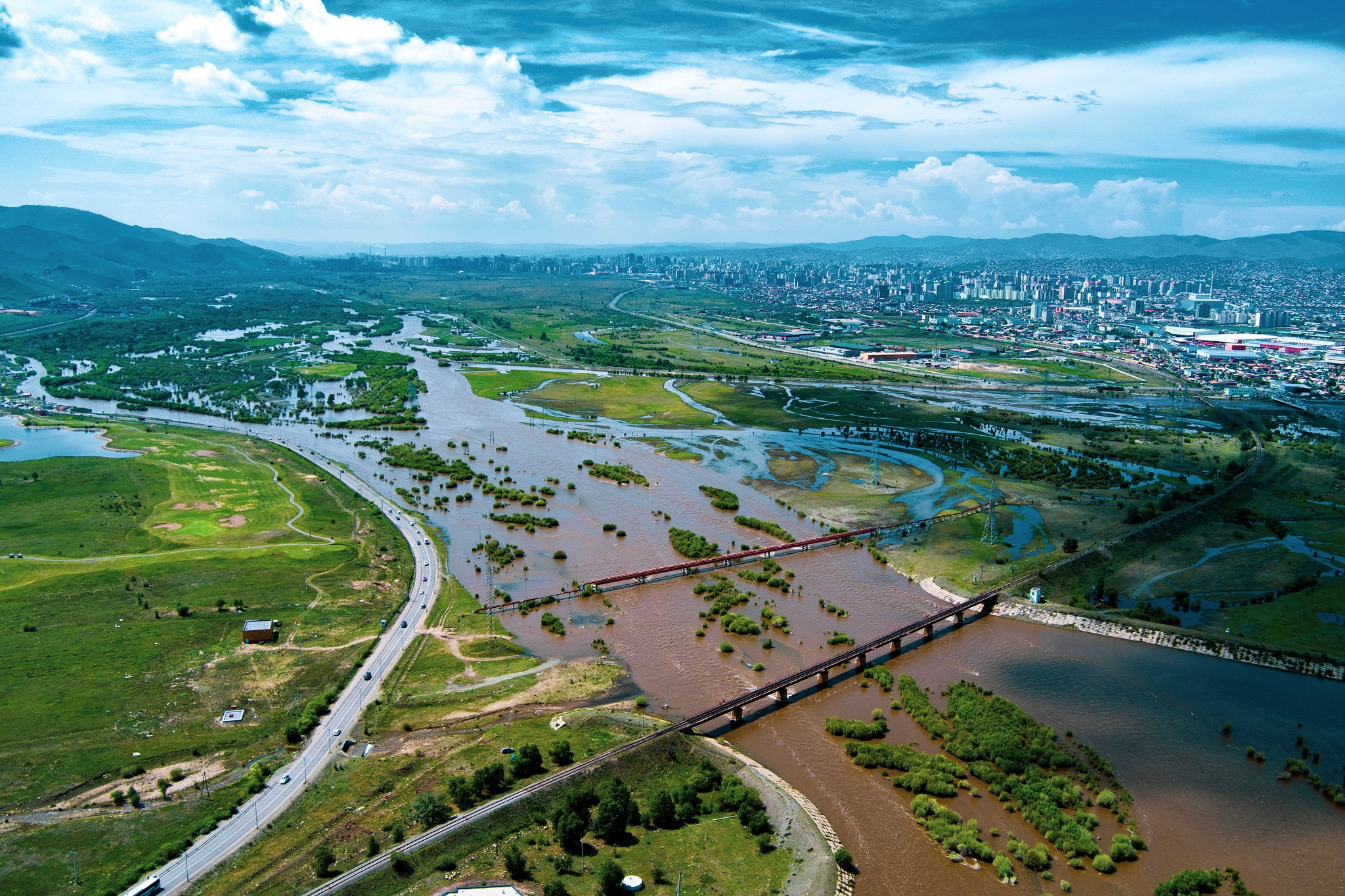 Нийслэлчүүд 100 хувь гүний цэвэр усаар ундаалдаг болохоос Туул голоос ундаалдаггүй ажээ