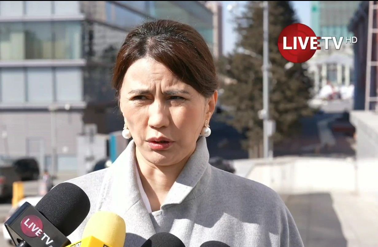 🔴 Б.Оюунгэрэл: Солонгост байгаа залуучуудын асуудлыг шийдэхгүй хэрнээ ширээ сандал булаацалдах болохоороо МАН-ынхан олноороо цугладаг