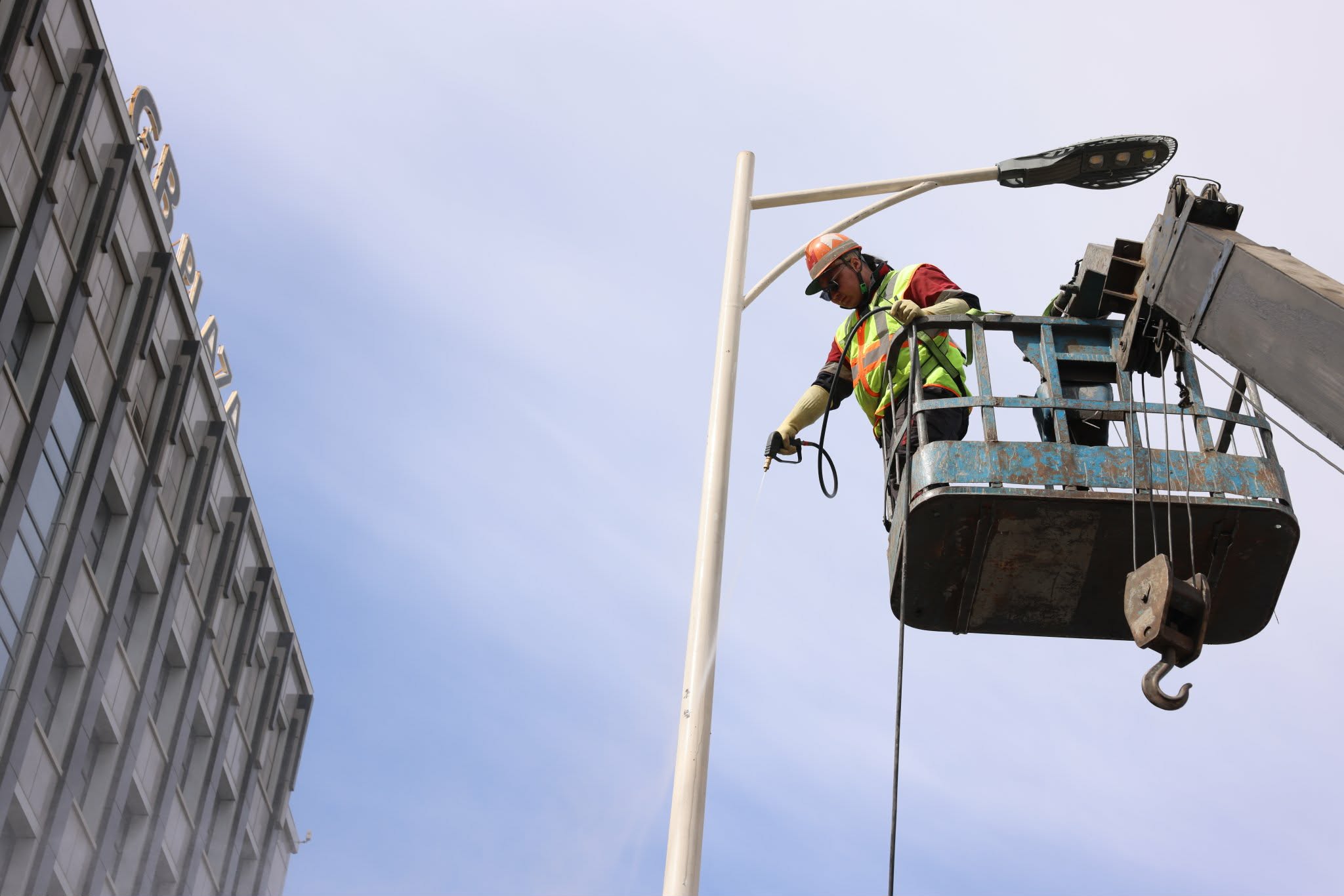 🔴 Гэрэлтүүлгийн ил задгай кабель, тагийг засварлах солих, угаах ажил үргэлжилж байна